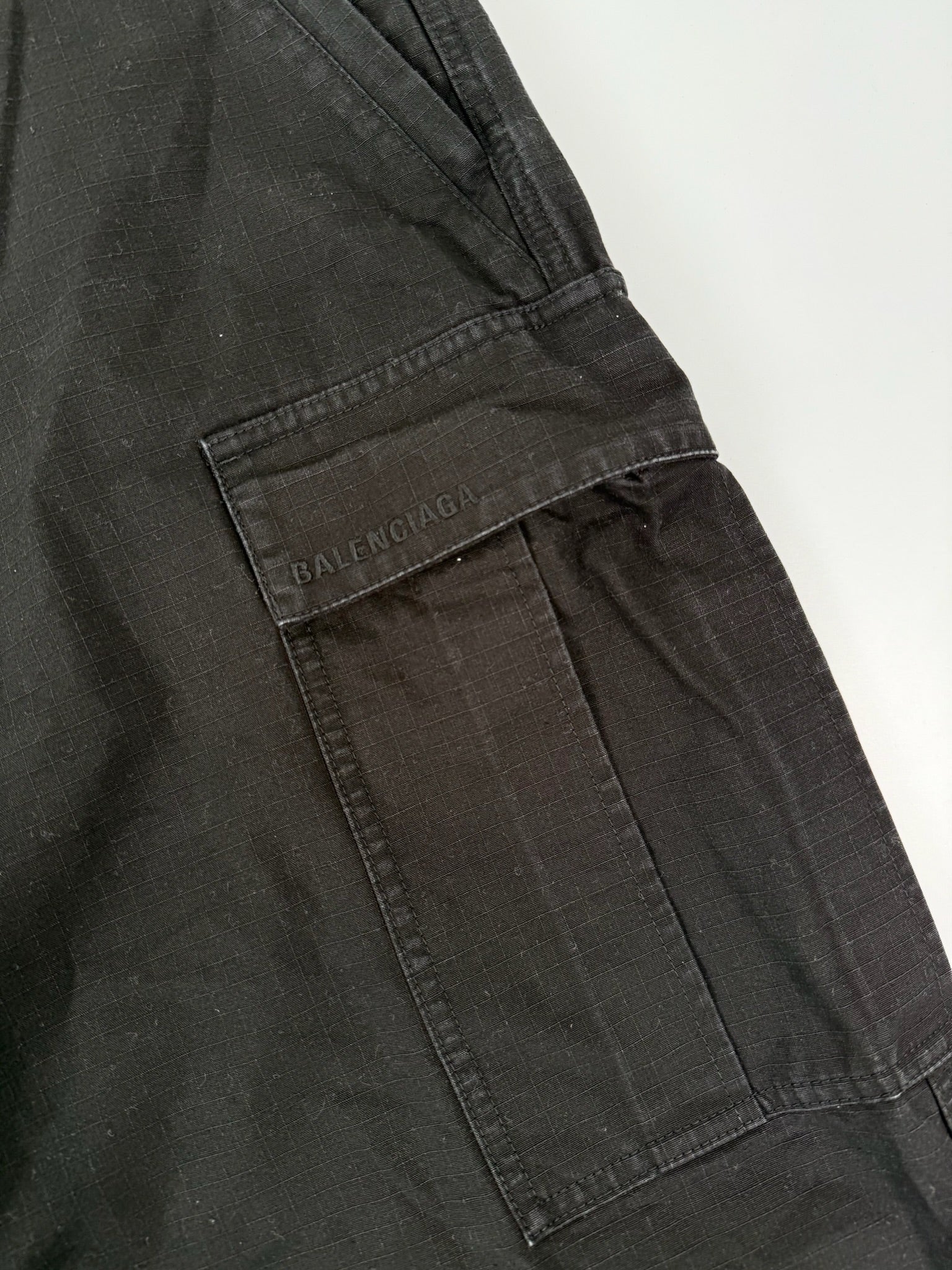 Pantaloni Cargo Neri Con Tasche E Zip Decorative