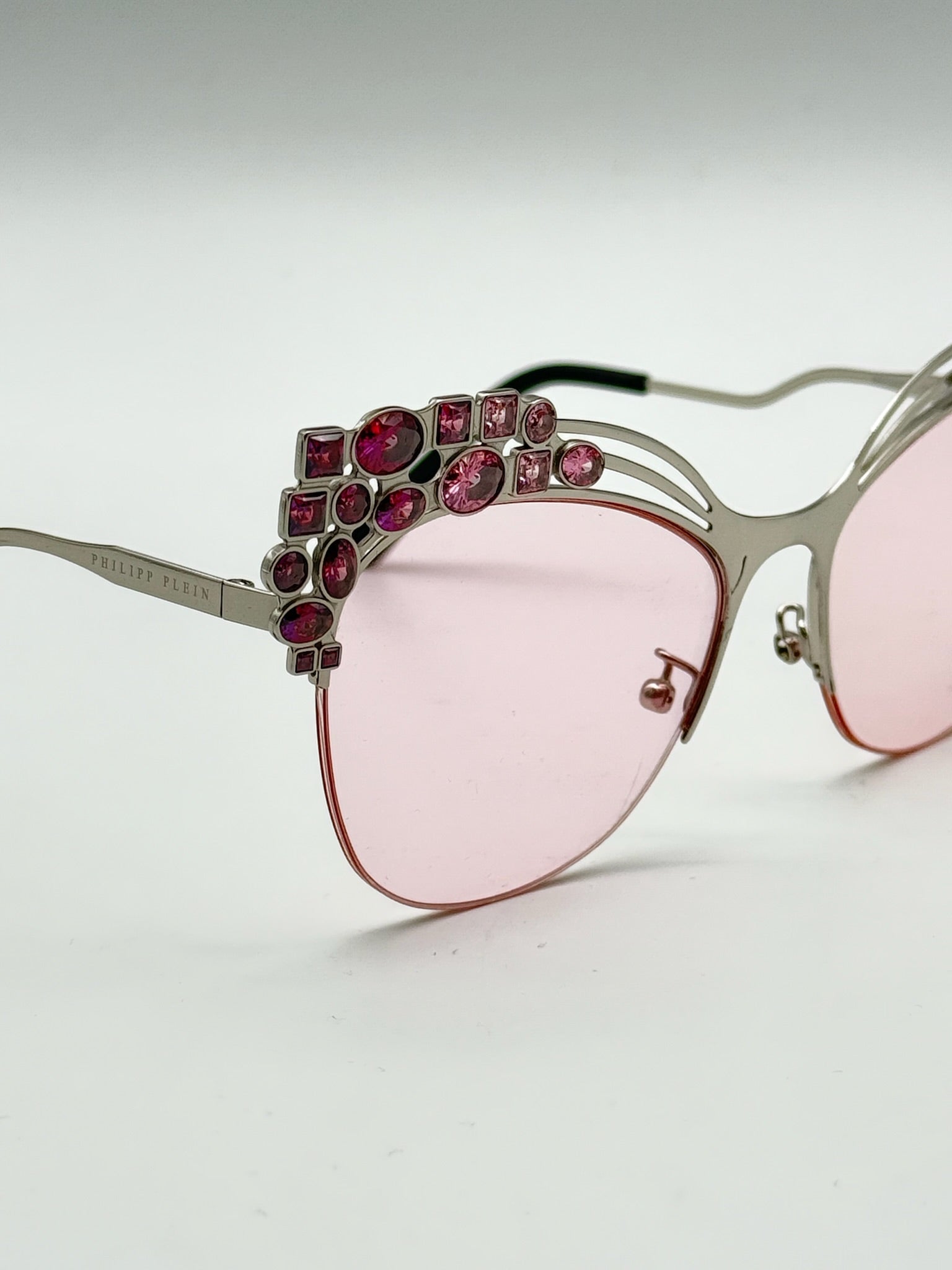 Occhiali Argento Con Lenti Rosa e Dettagli Gioiello