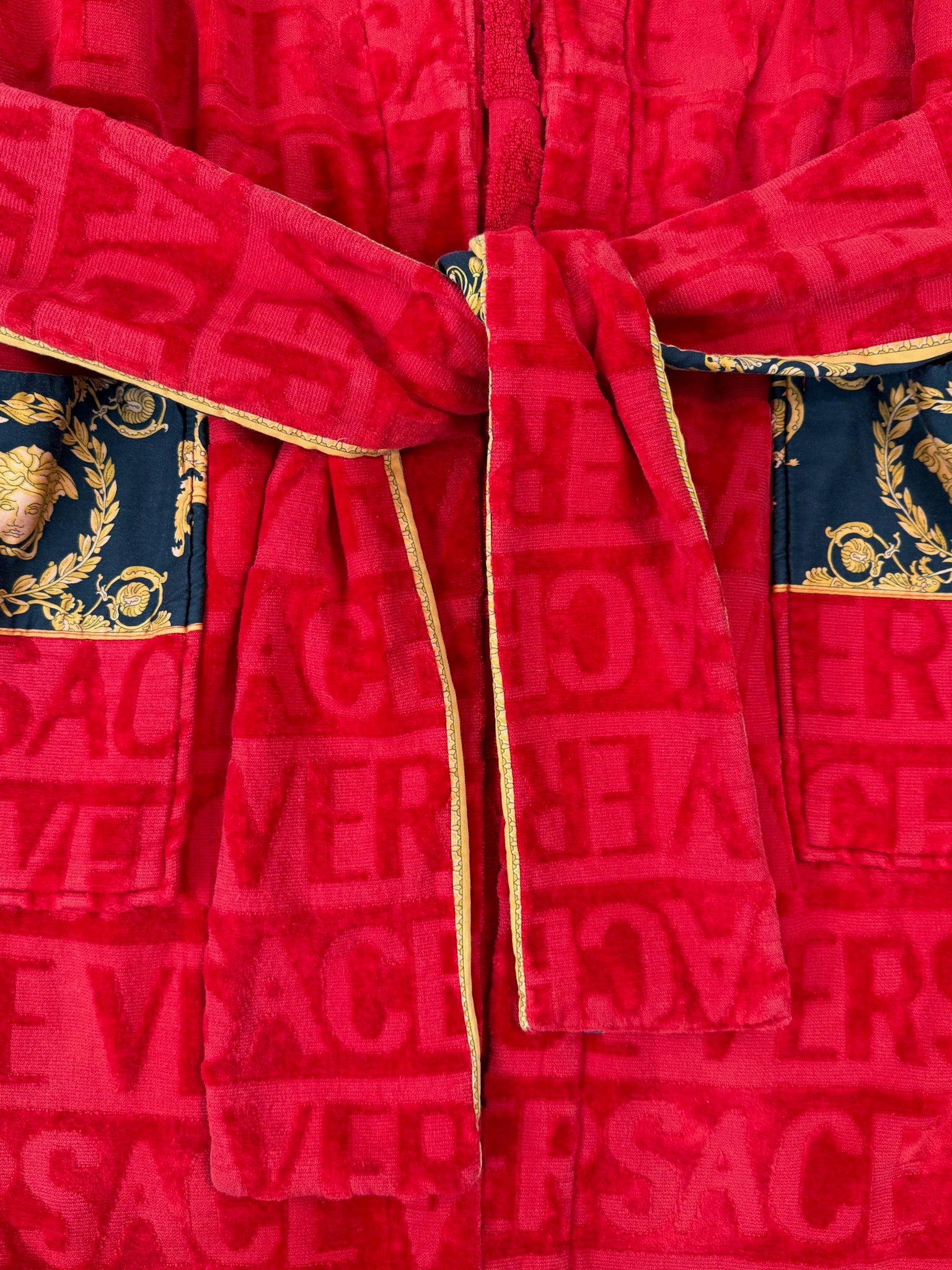 Accappatoio Rosso Con Logo All Over E Maniche Barocche