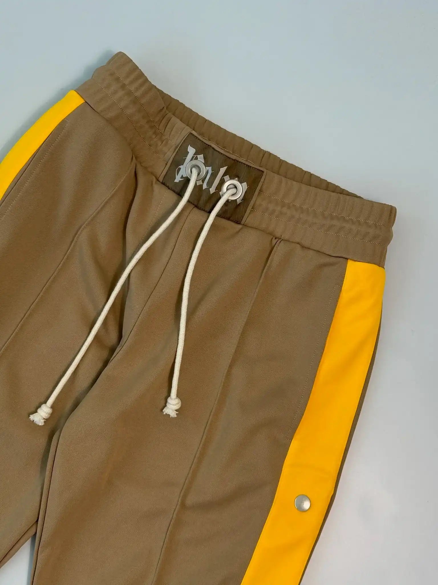 Pantaloni Tuta Beige Con Bottoni
