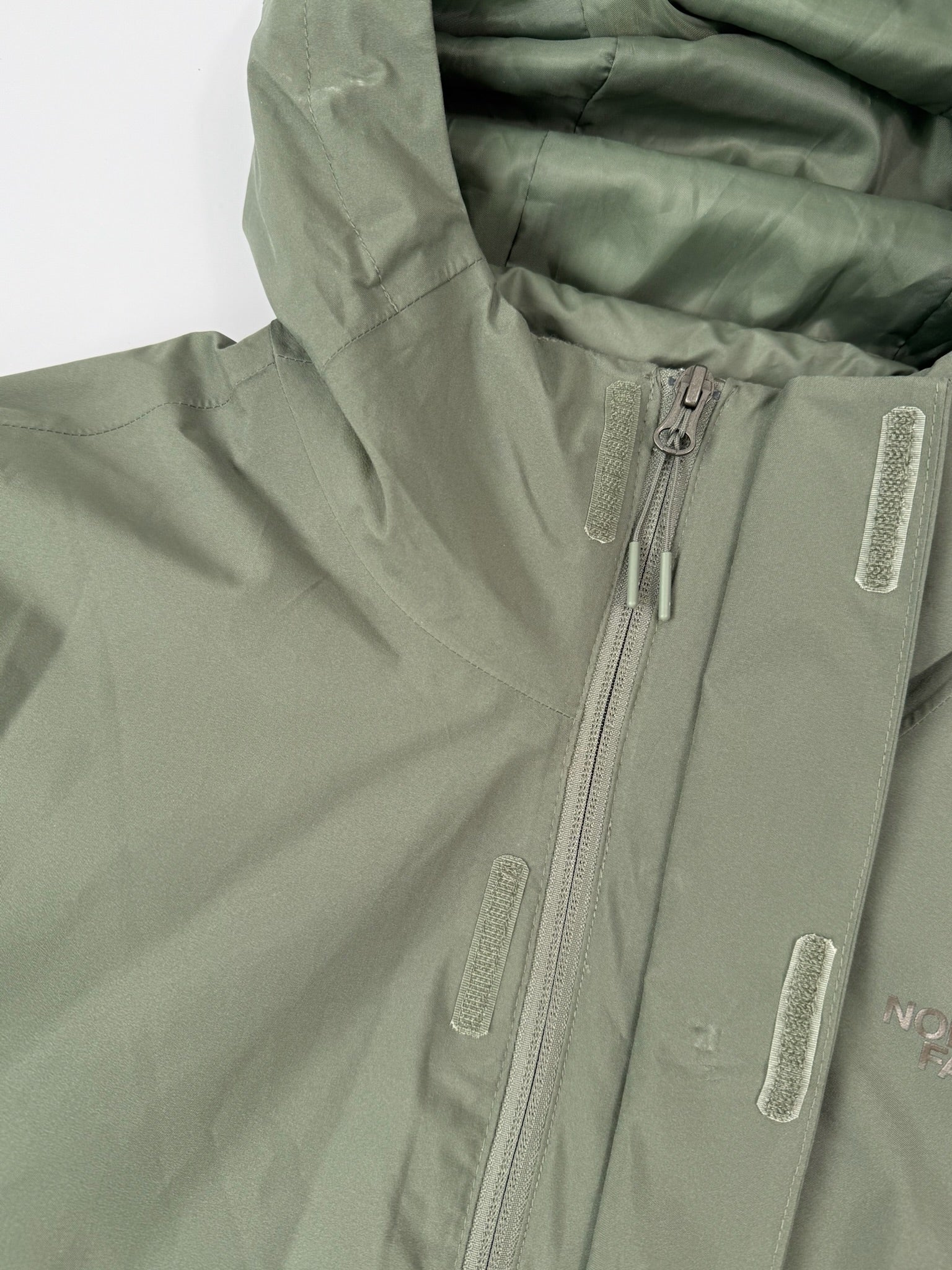 Giacca Impermeabile Verde Con Cappuccio E Logo