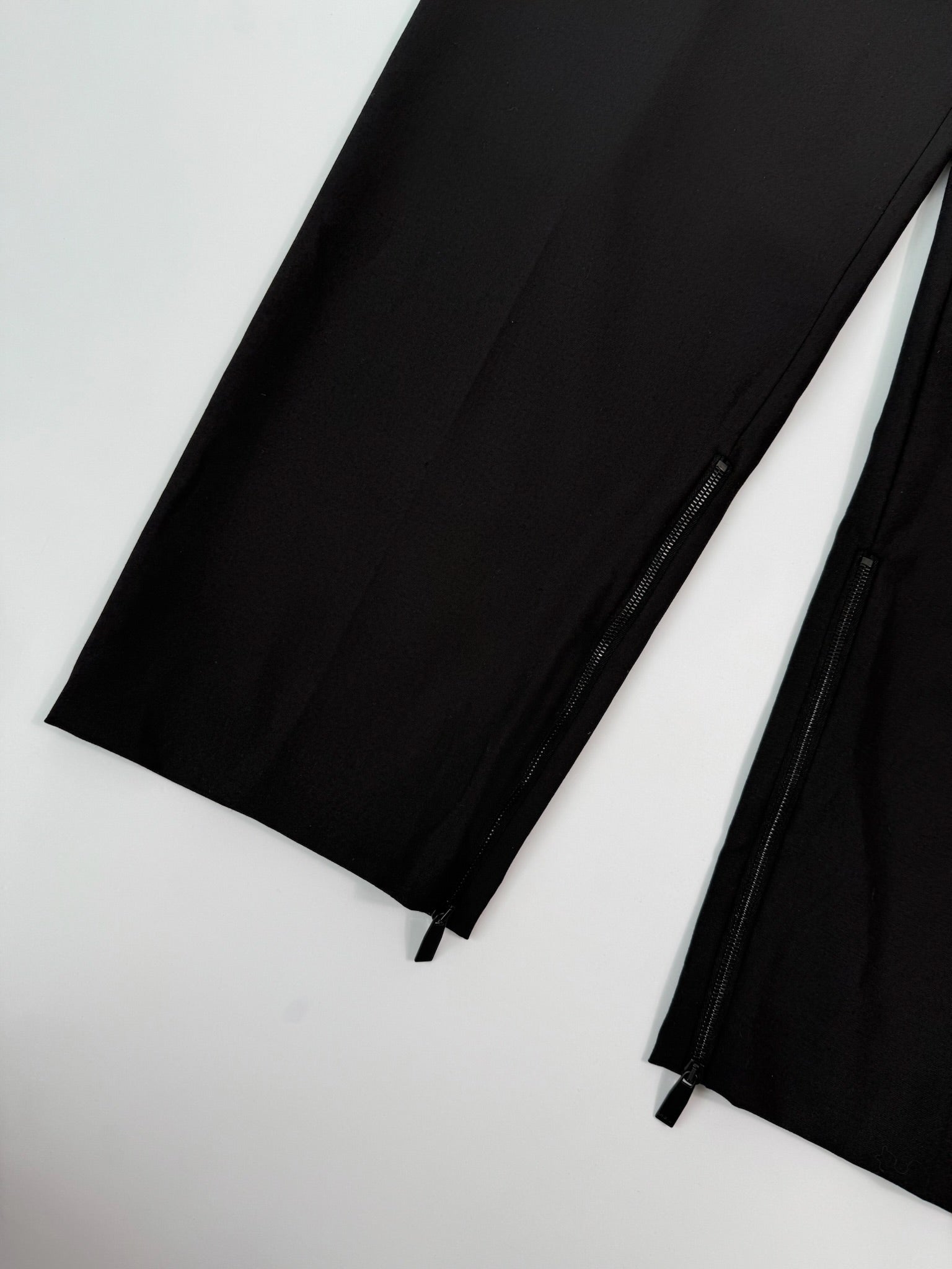 Pantaloni Classici Neri Con Zip Sul Fondo