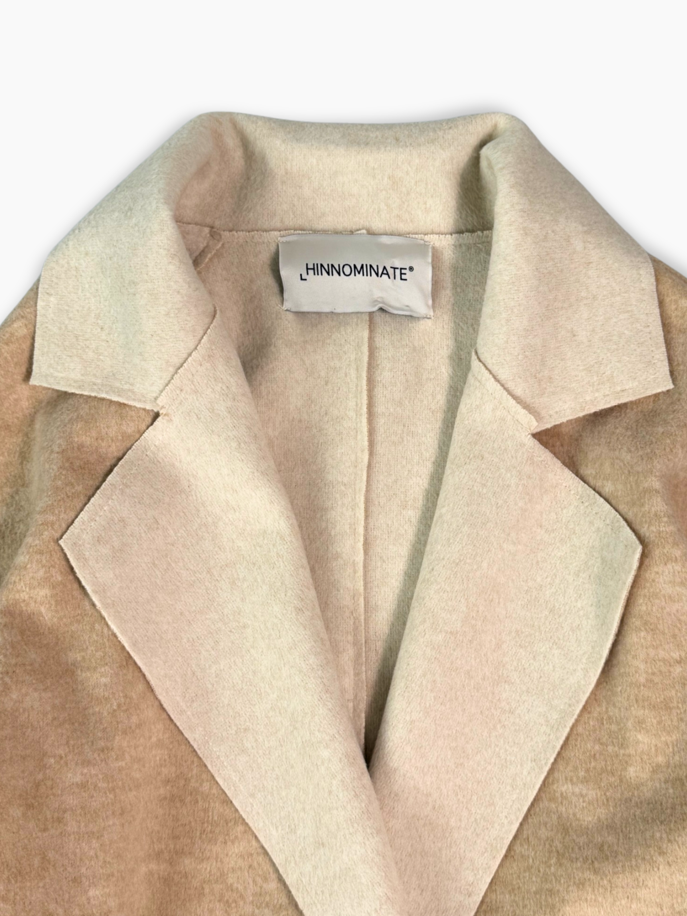 Cappotto Beige Con Scollatura A Lancia