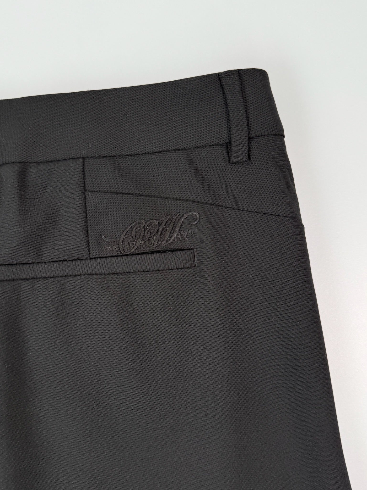 Pantaloni Classici Neri Con Zip Sul Fondo