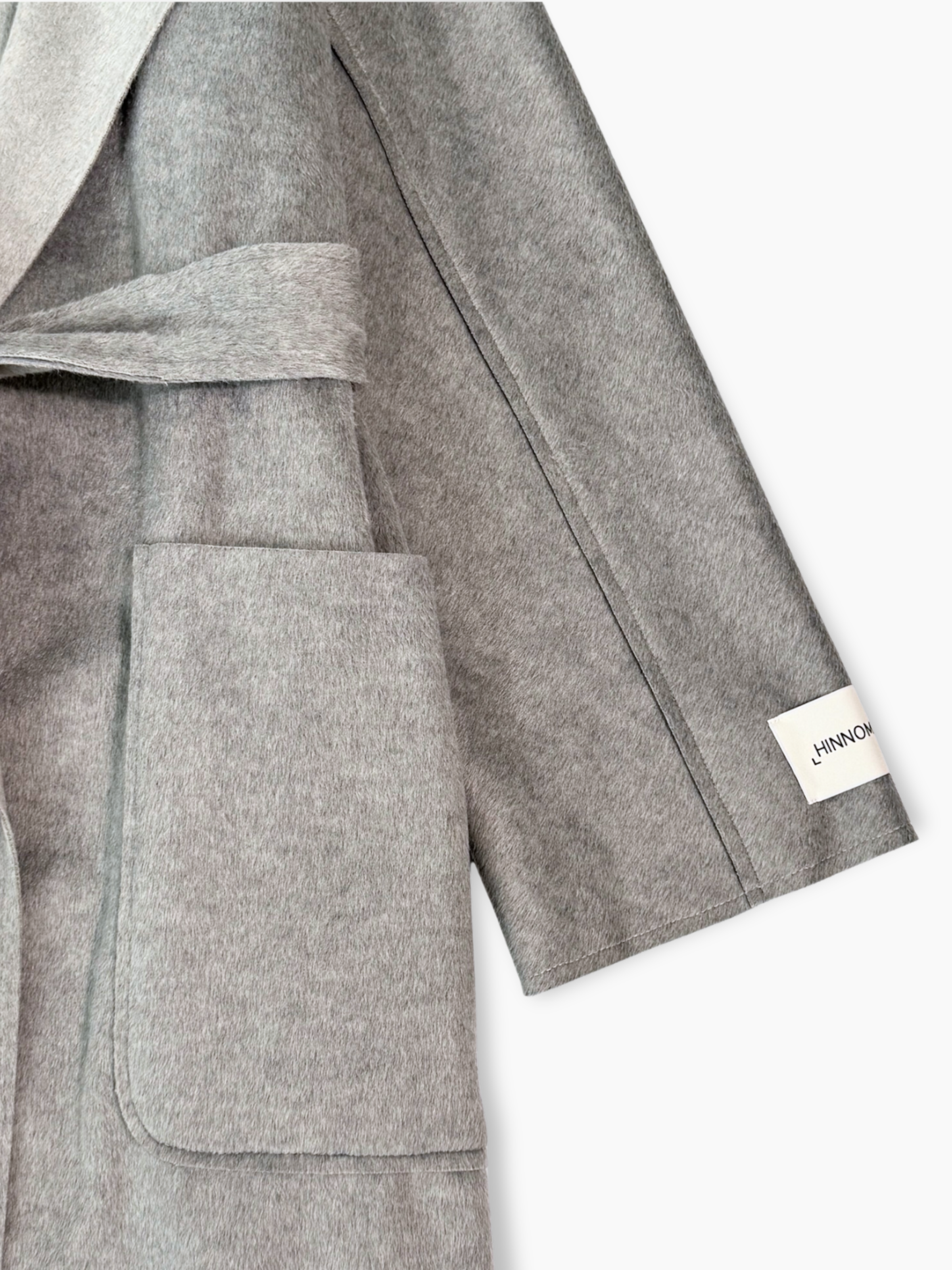 Cappotto Grigio Con Scollatura A Lancia