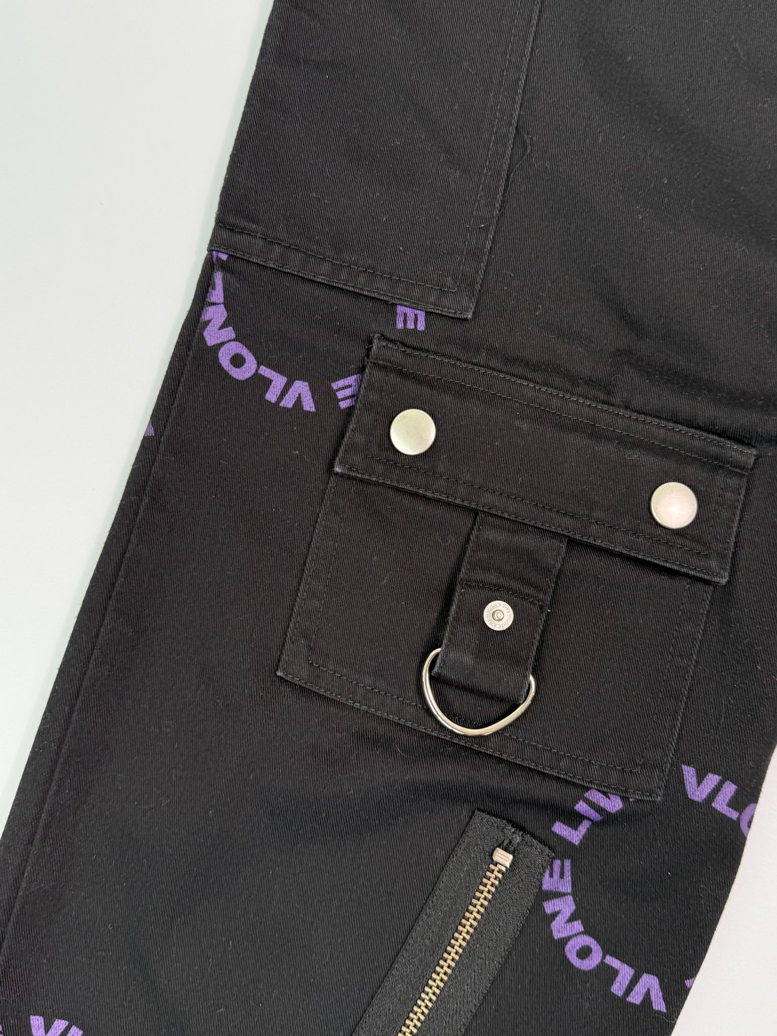 Pantaloni Neri Vlone Con Stampa Viola E Dettagli Utility