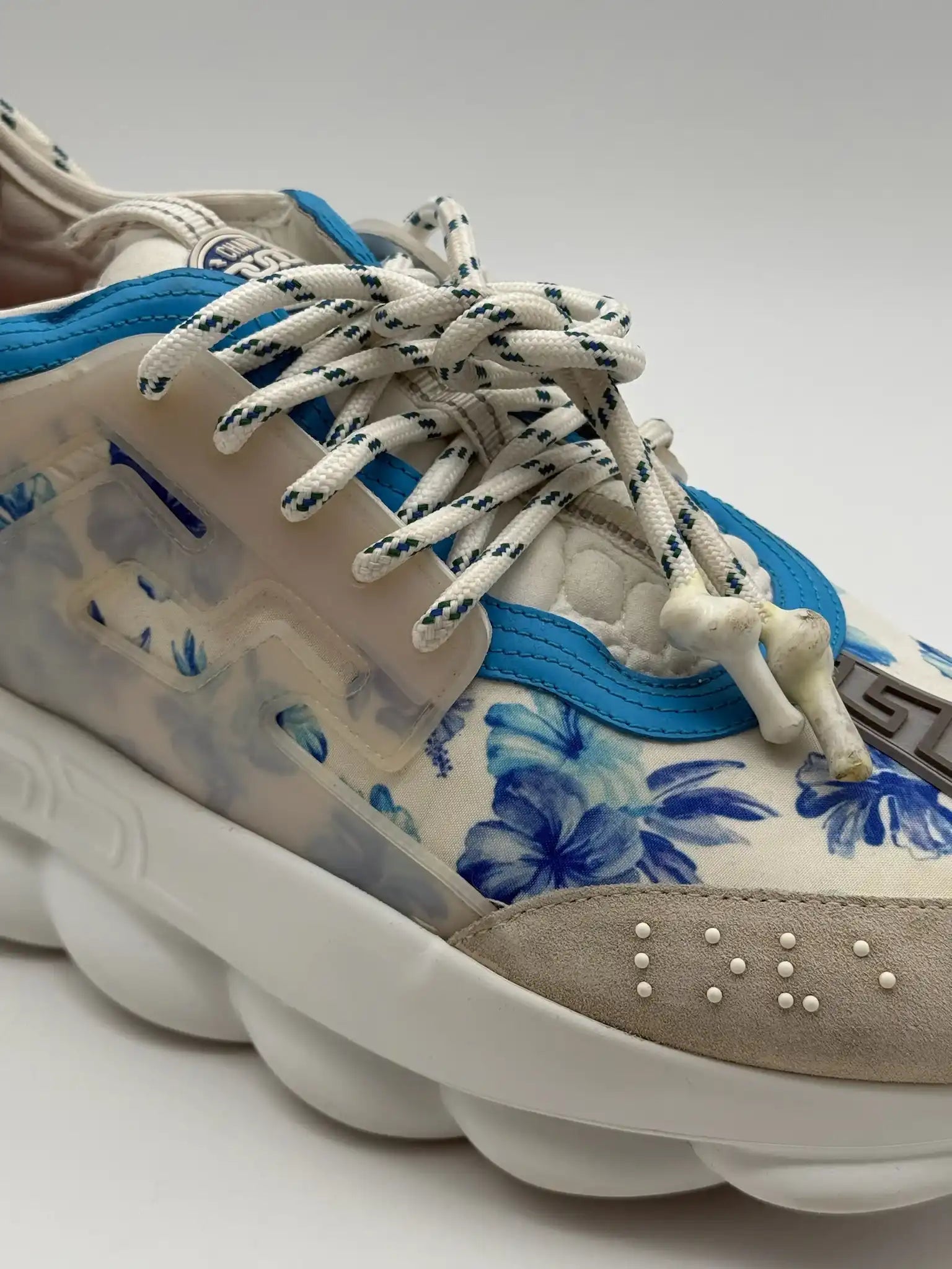 Sneakers Chain Reaction