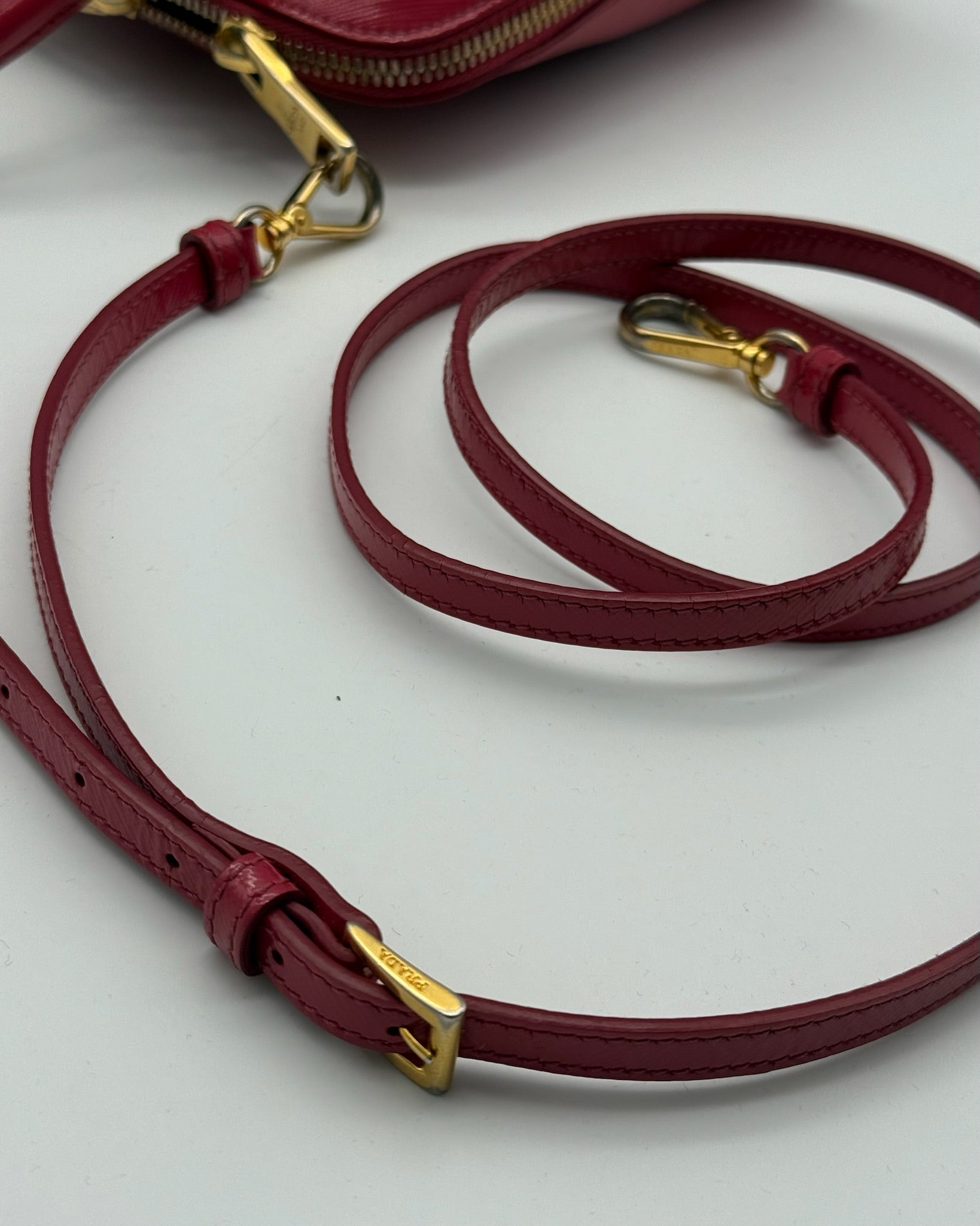 Borsa Prada In Pelle Saffiano Rosso Lampone Con Tracolla E Logo Oro