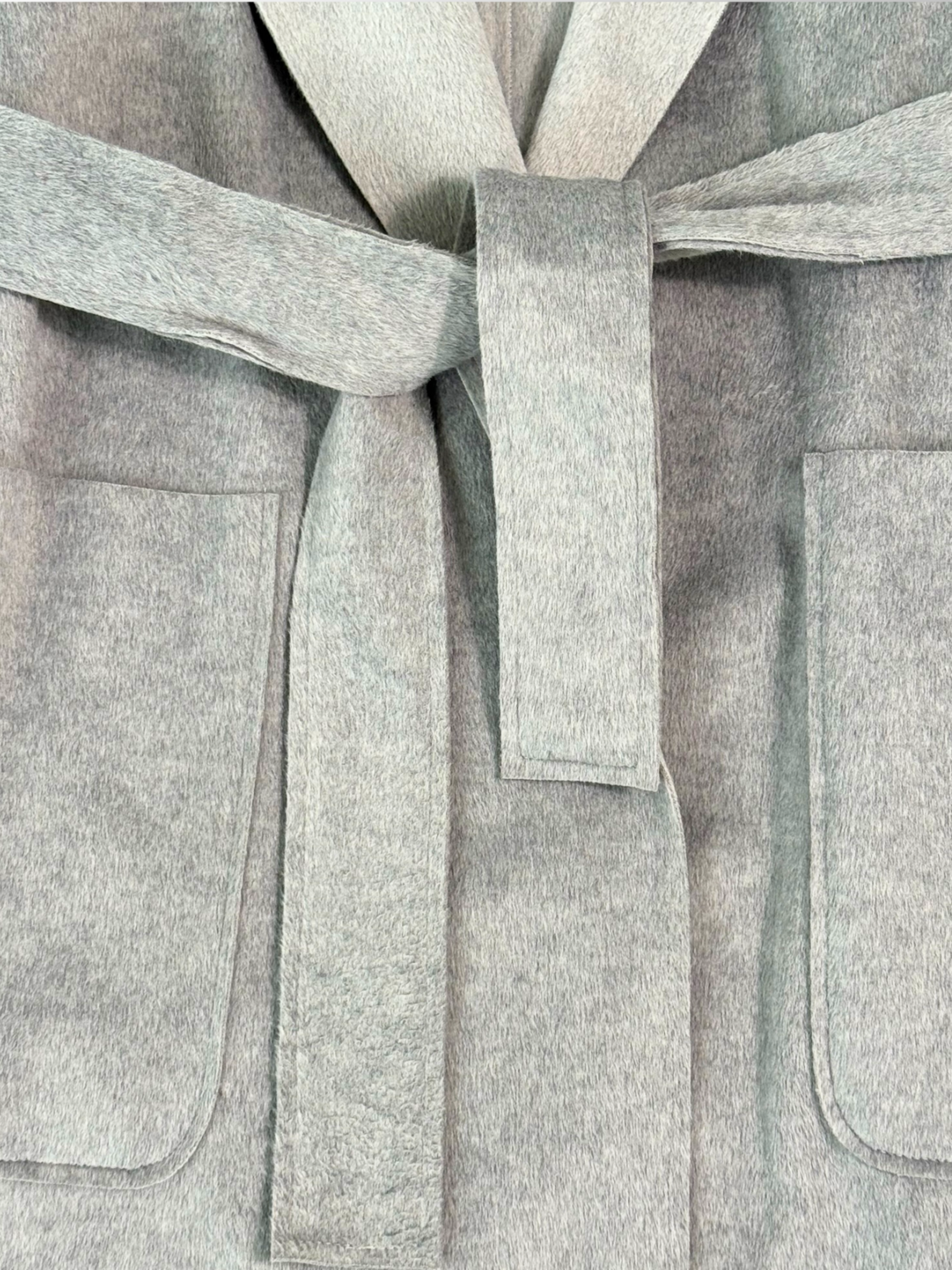 Cappotto Grigio Con Scollatura A Lancia