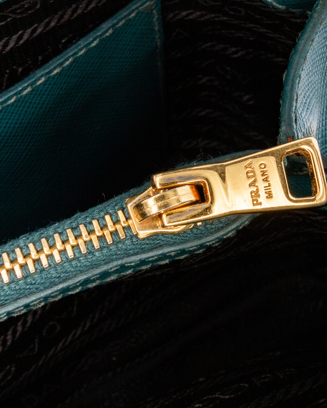 Borsa Prada In Pelle Saffiano Turchese Con Tracolla E Logo Oro