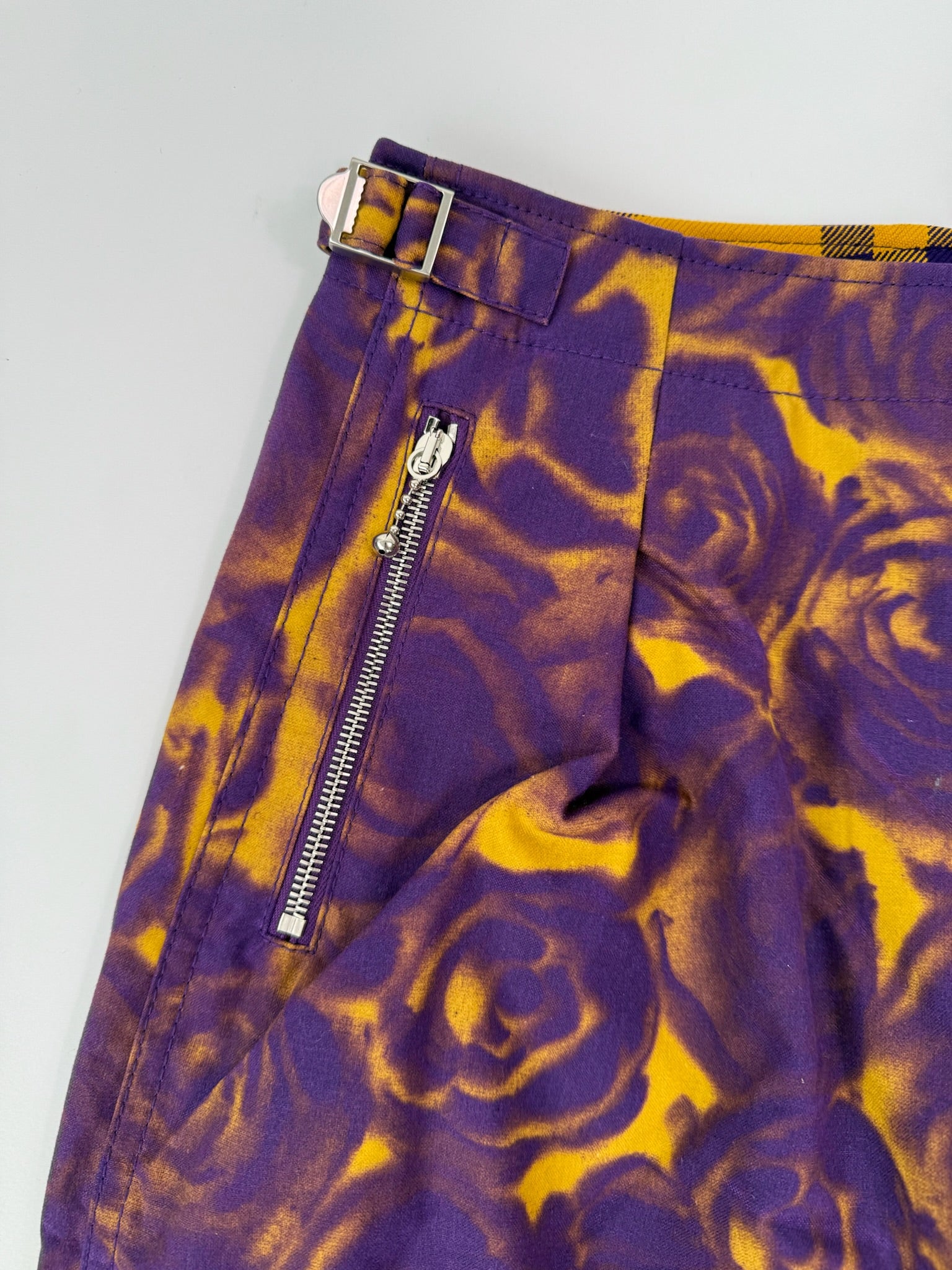 Pantaloni A Gamba Ampia Con Fantasia Rose Viola E Gialla