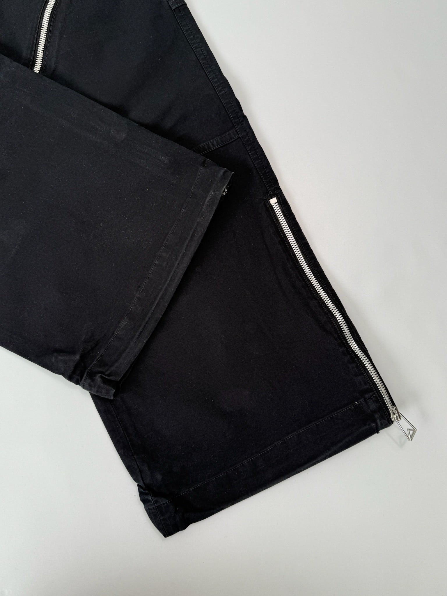 Pantaloni Neri Con Zip Diagonali E Tasche Laterali