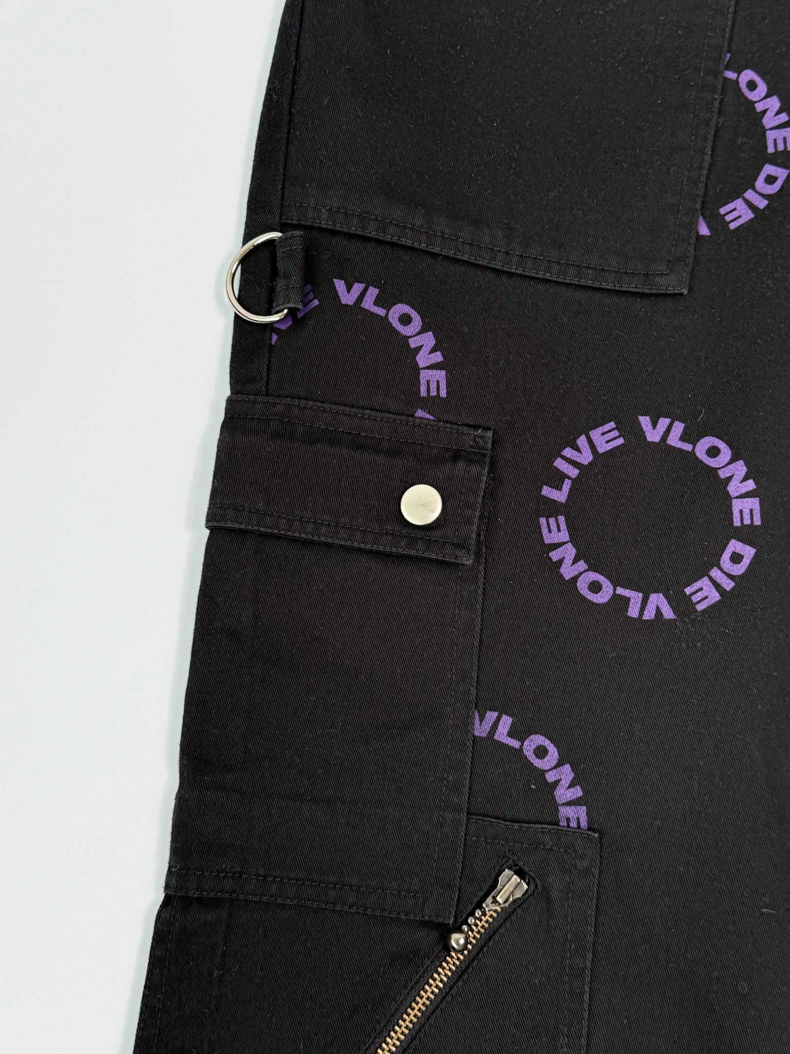 Pantaloni Neri Vlone Con Stampa Viola E Dettagli Utility