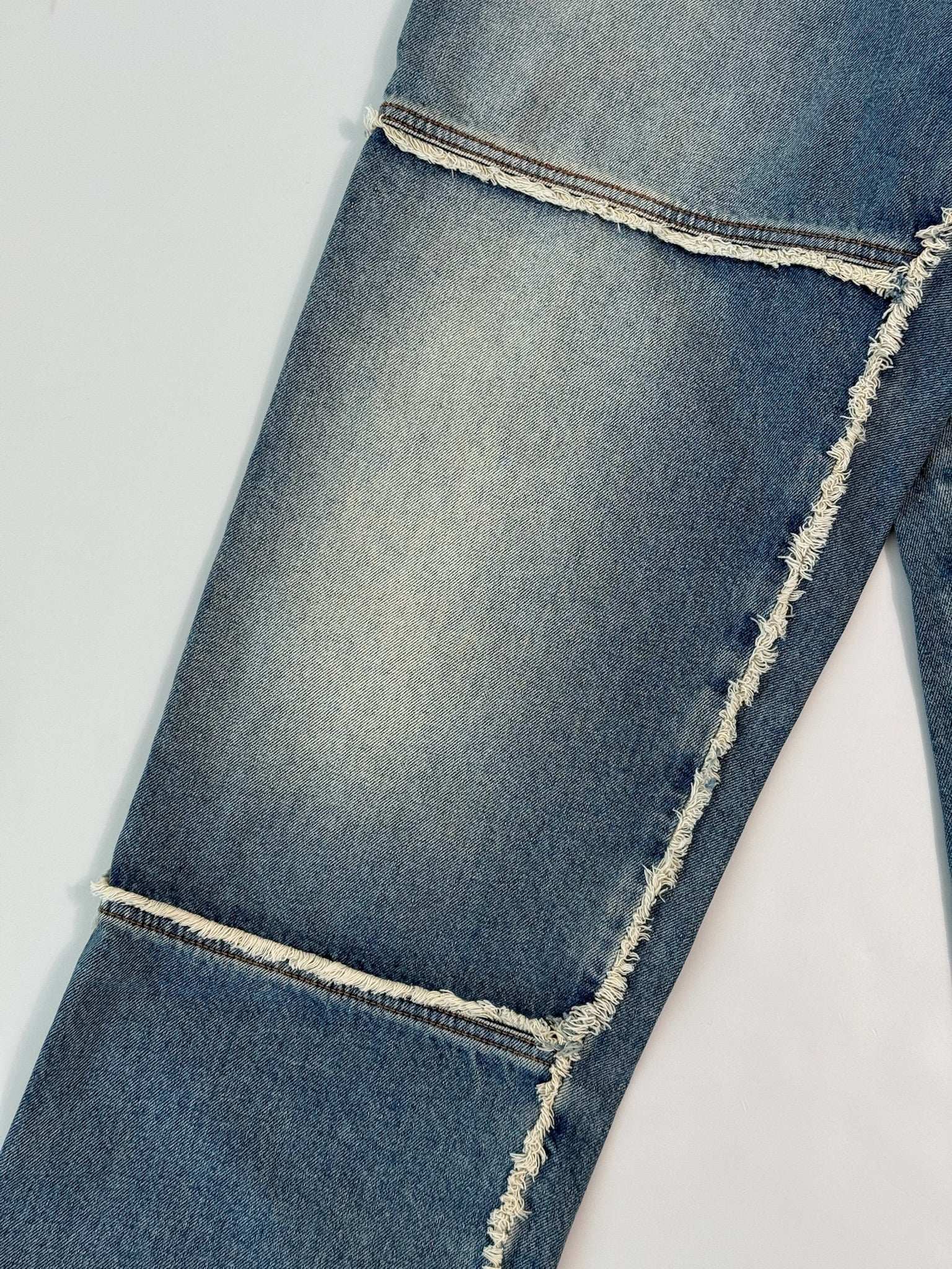 Jeans Stonewash Con Cuciture Sfrangiate
