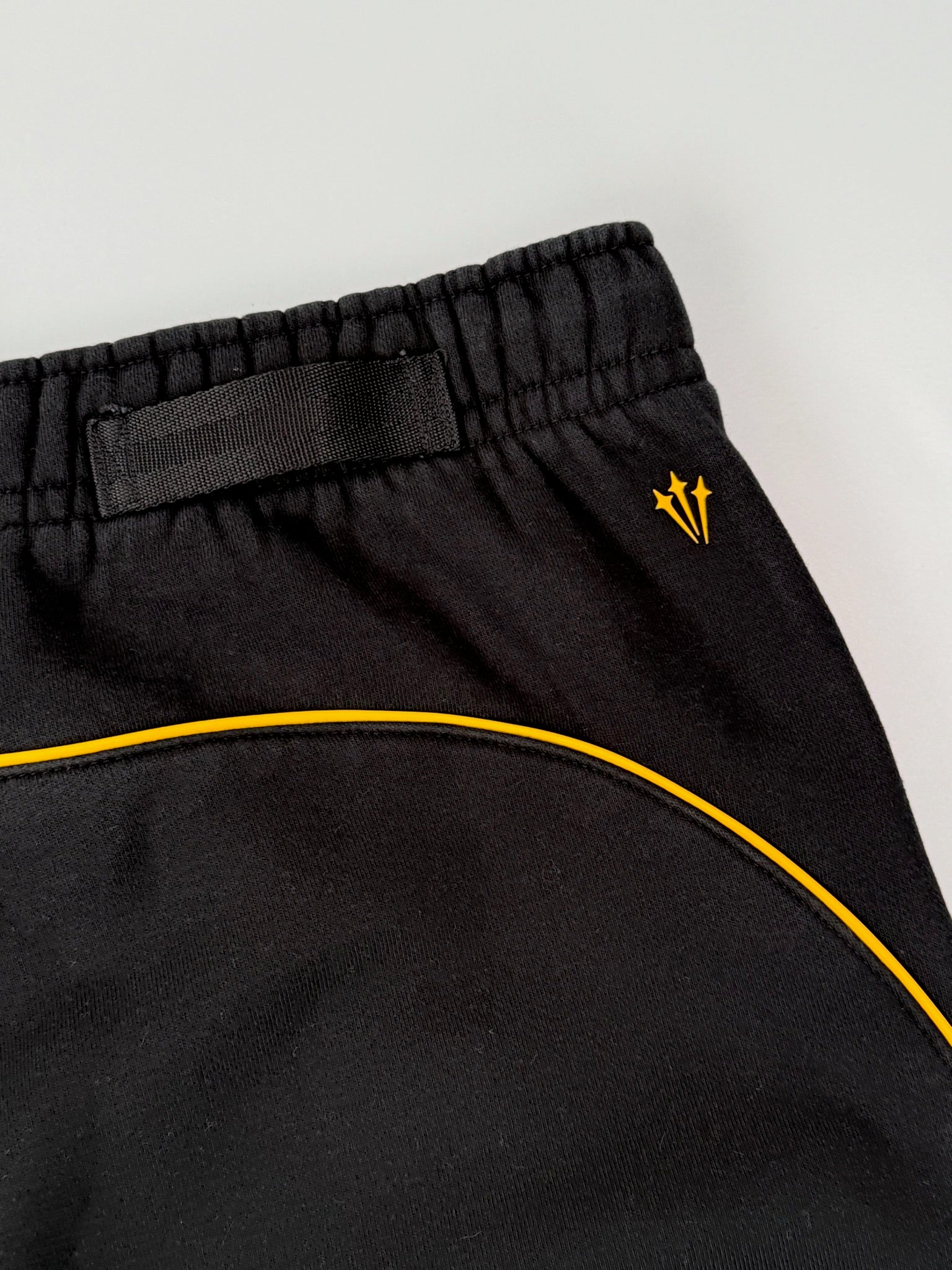 Pantalone Della Tuta Nero Con Dettagli Gialli E Swash Gommato