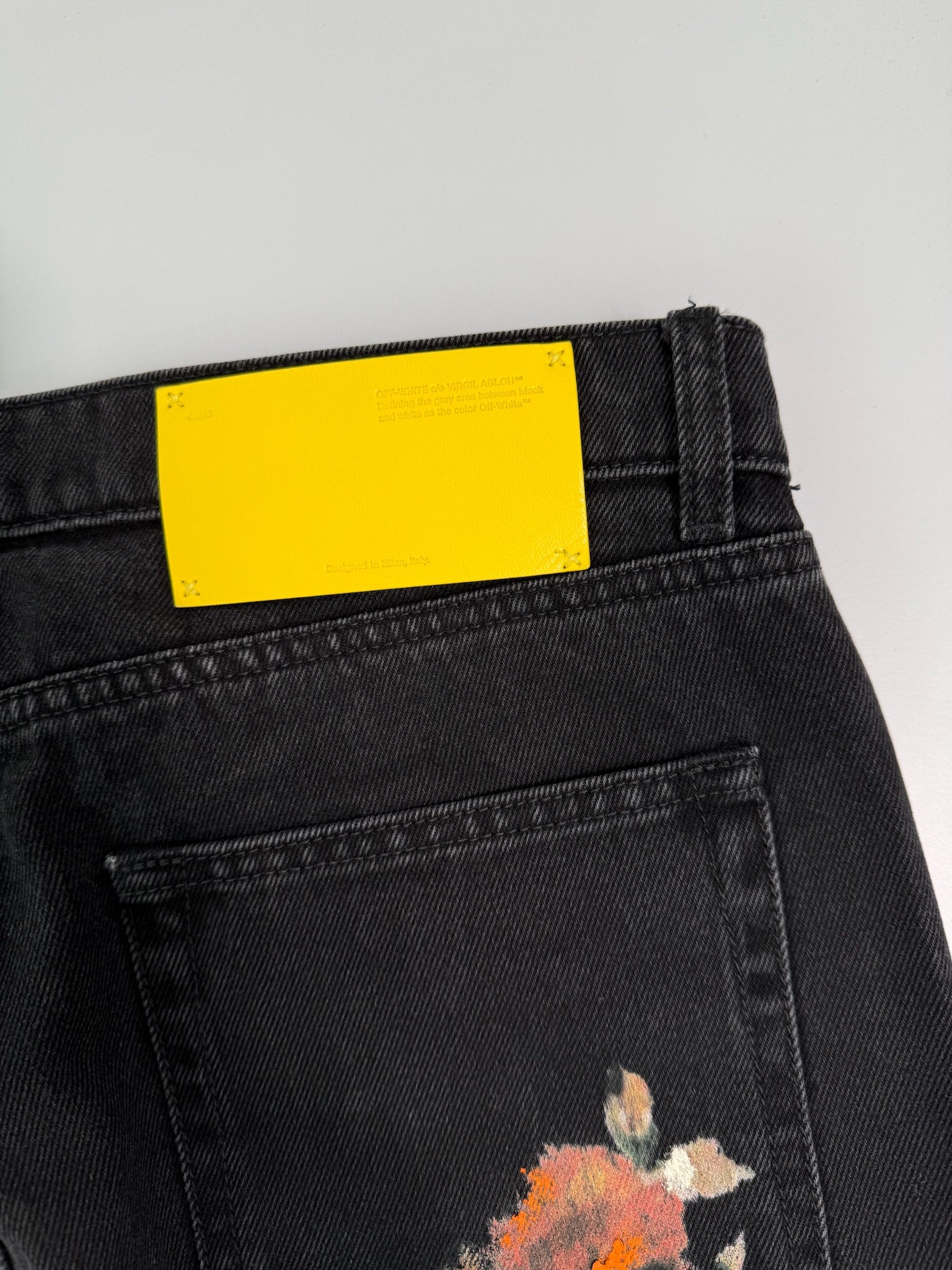 Jeans Neri Ricamati Con Fiori E Grafiche Logo
