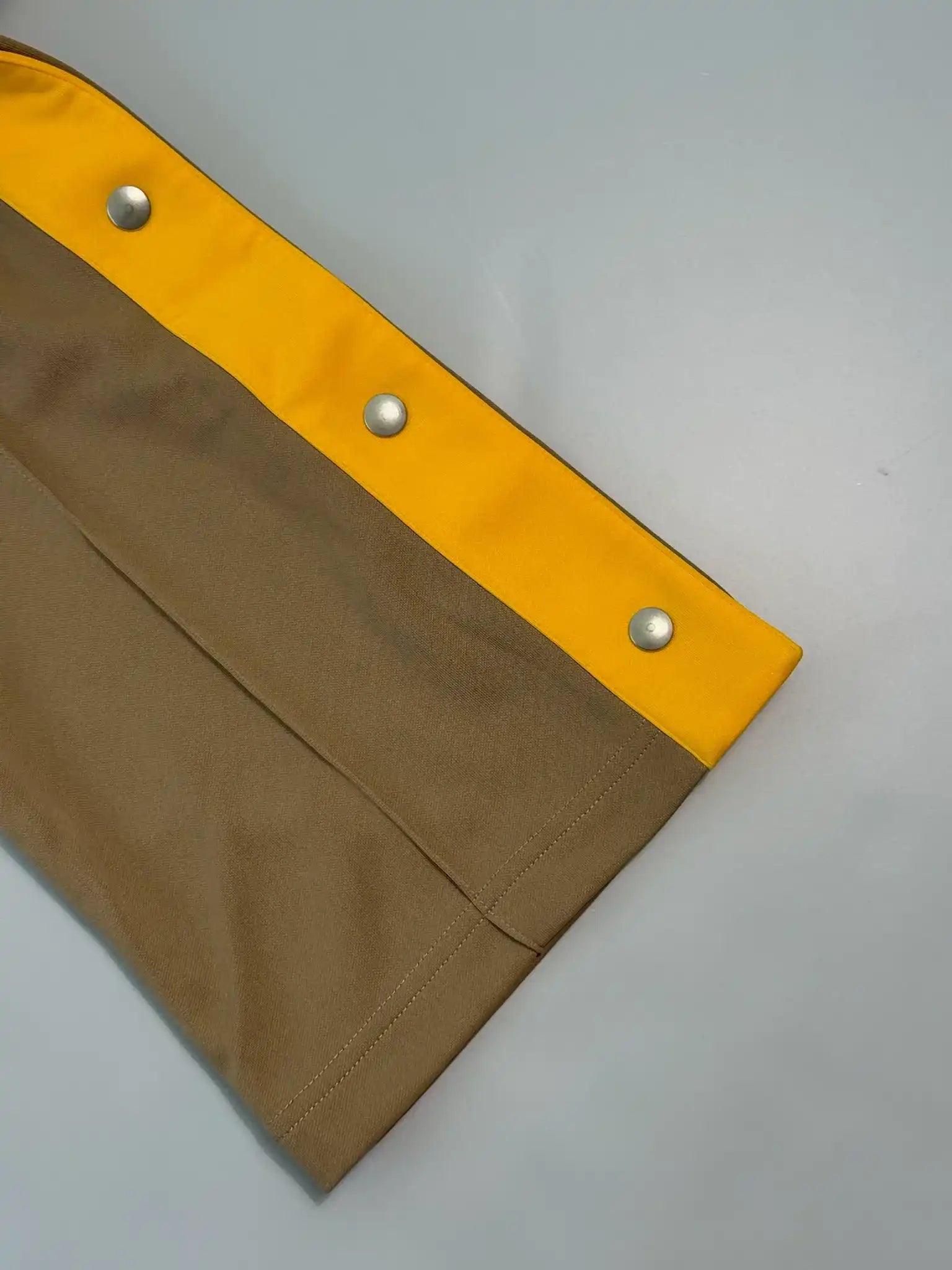 Pantaloni Tuta Beige Con Bottoni