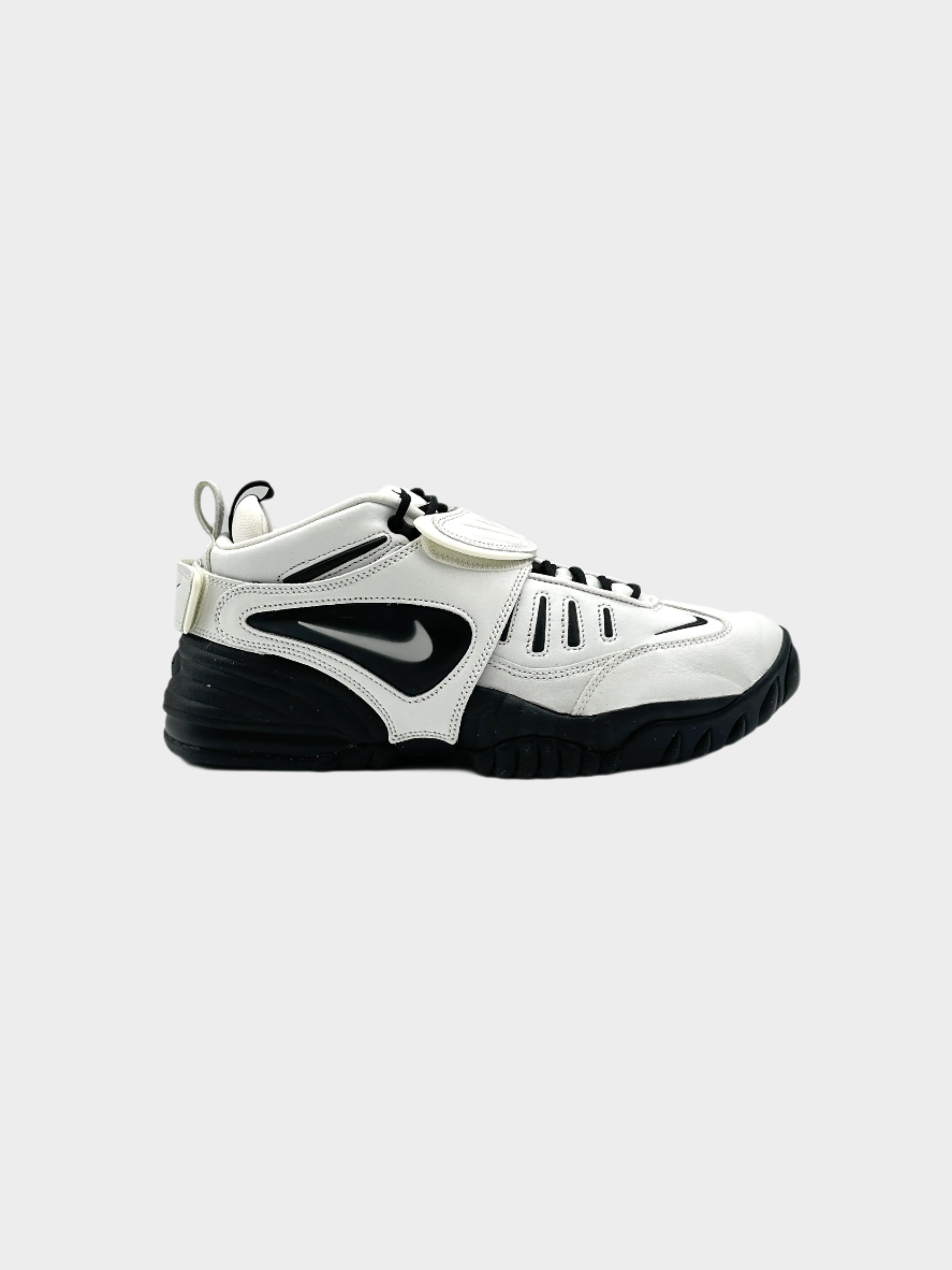 Sneaker Ambush x Nike Air Adjust Force SP bianca con dettagli neri, tomaia in pelle e suola chunky dal look retrò sportivo.
