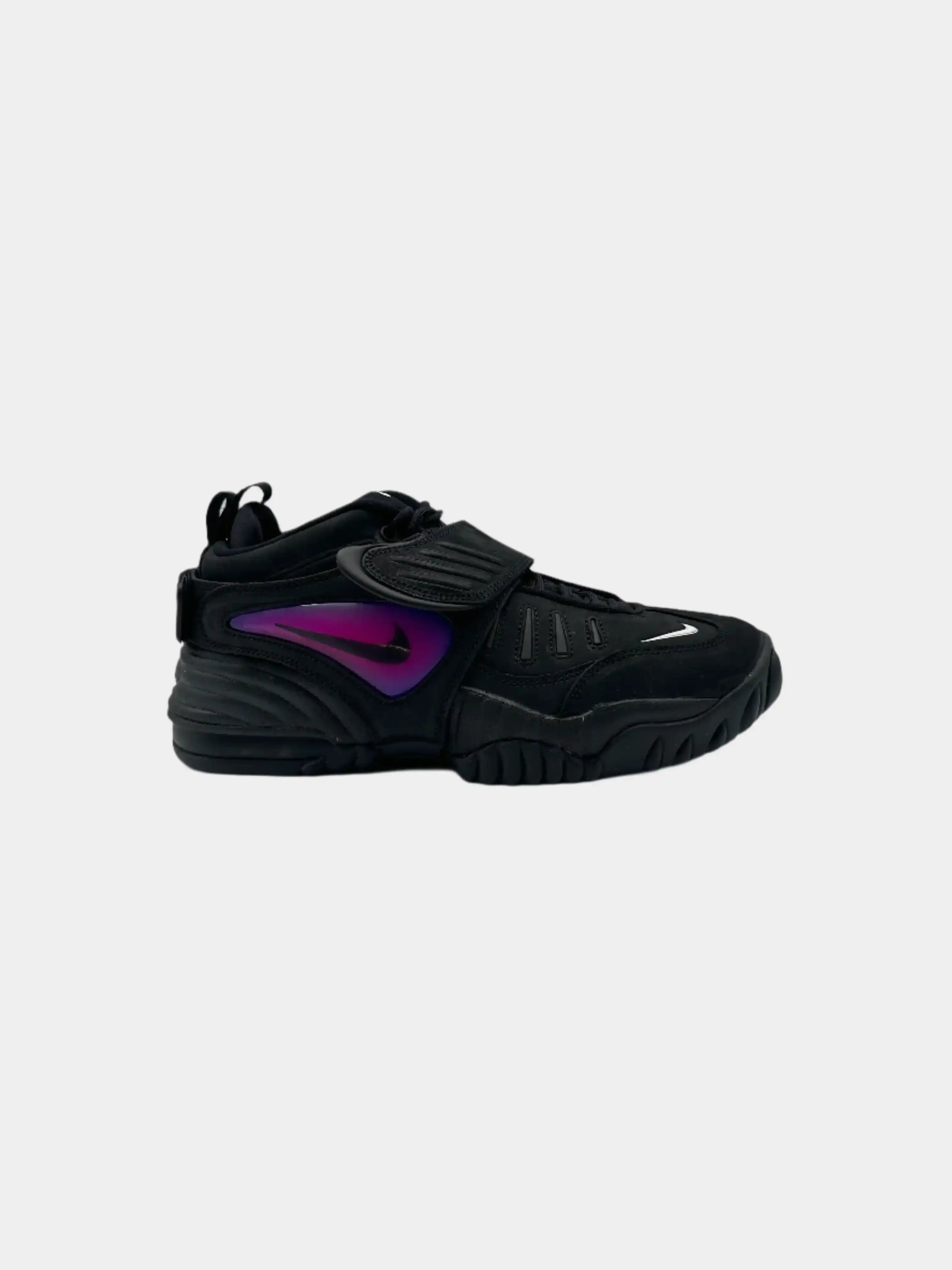 Nike Air Adjust Force SP in nero con dettagli viola sfumati e Swoosh bianco, design grintoso e suola chunky dal look anni '90.