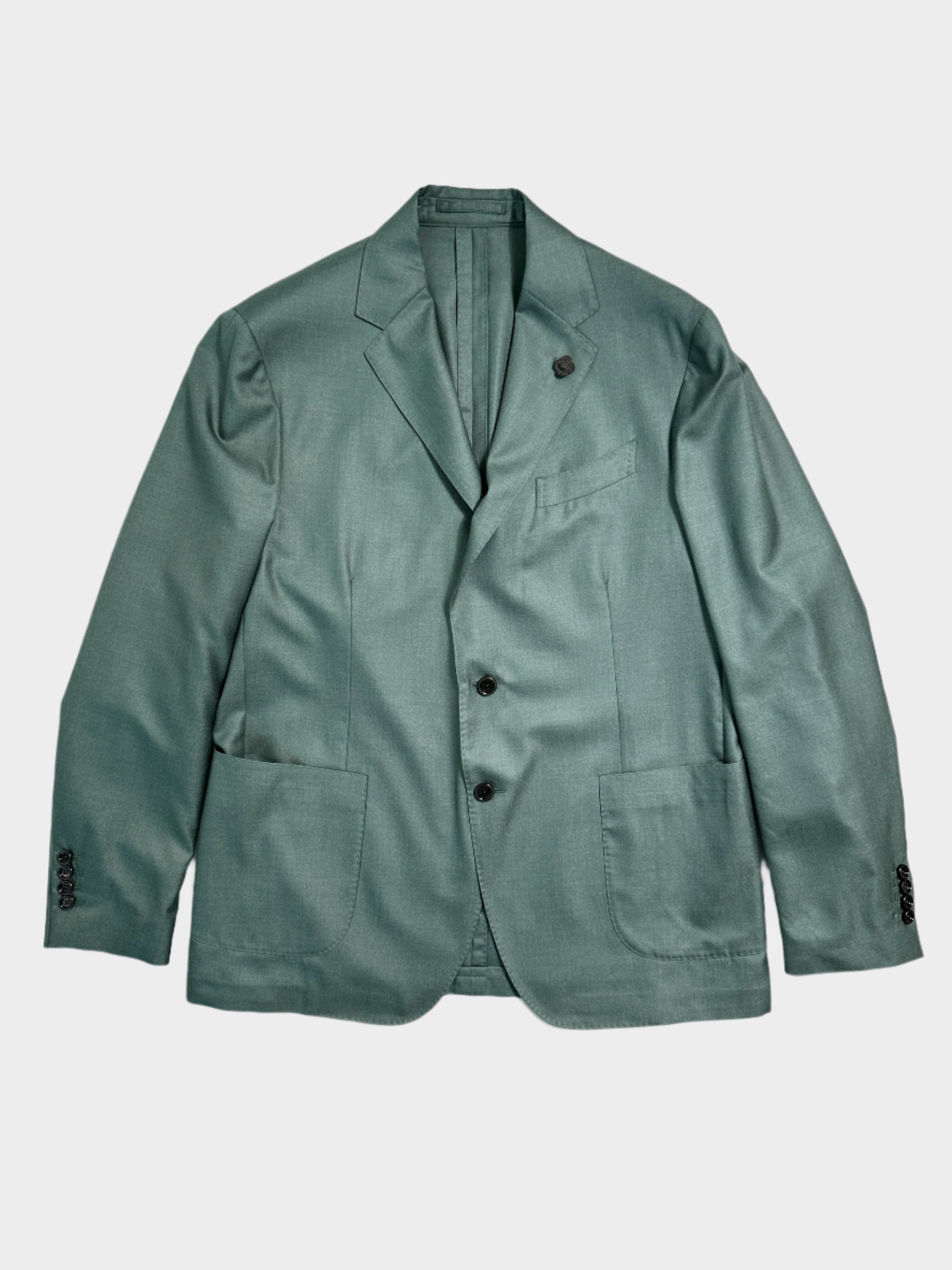 Blazer Lardini verde monocromo con chiusura a due bottoni. Design sartoriale con tasche applicate e spilla iconica sul rever per un look raffinato.