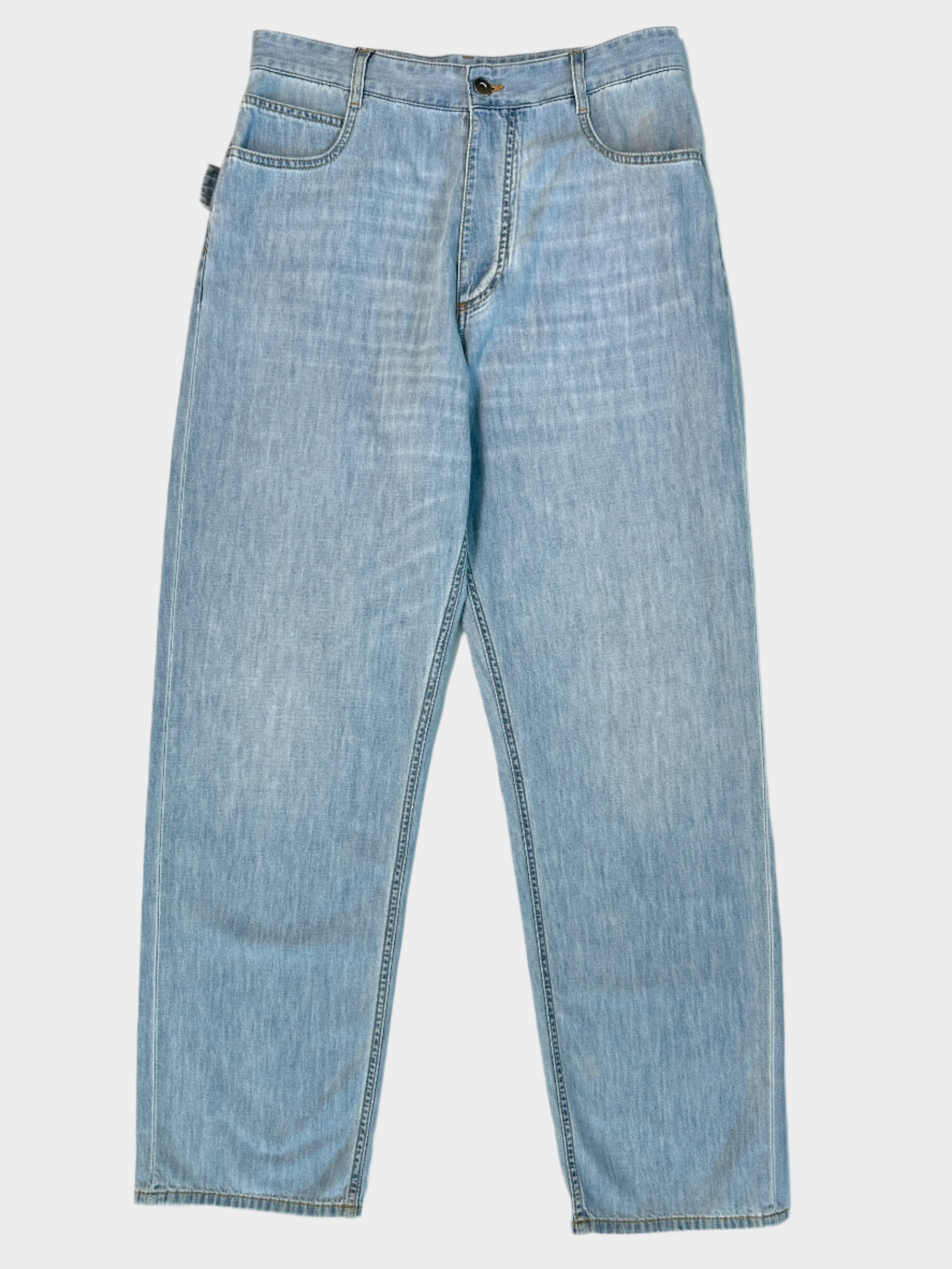 Jeans Bottega Veneta in denim blu chiaro slavato. Modello a gamba dritta con vita media e dettagli minimal. Stile casual e raffinato.