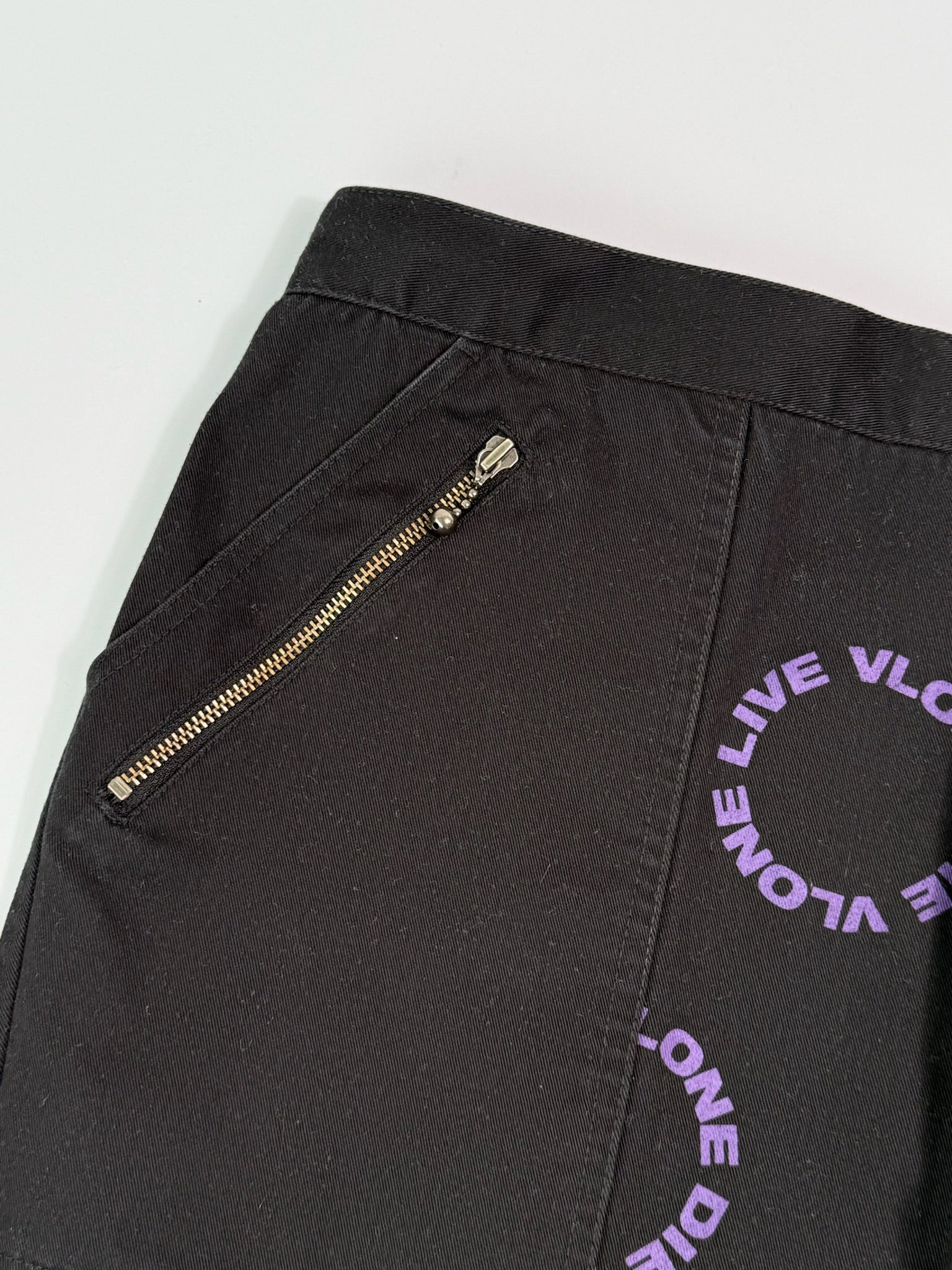 Pantaloni Neri Vlone Con Stampa Viola E Dettagli Utility