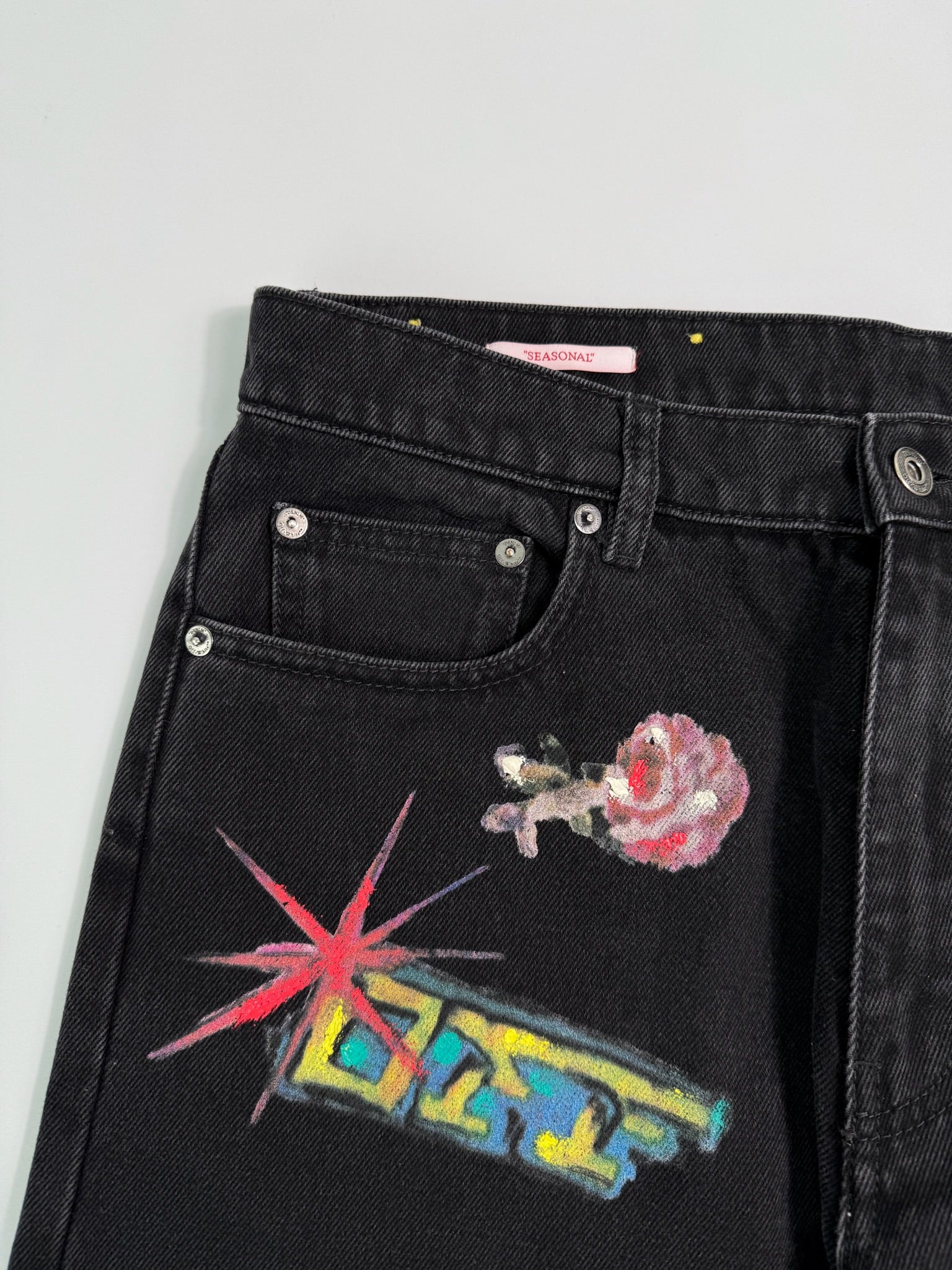 Jeans Neri Ricamati Con Fiori E Grafiche Logo