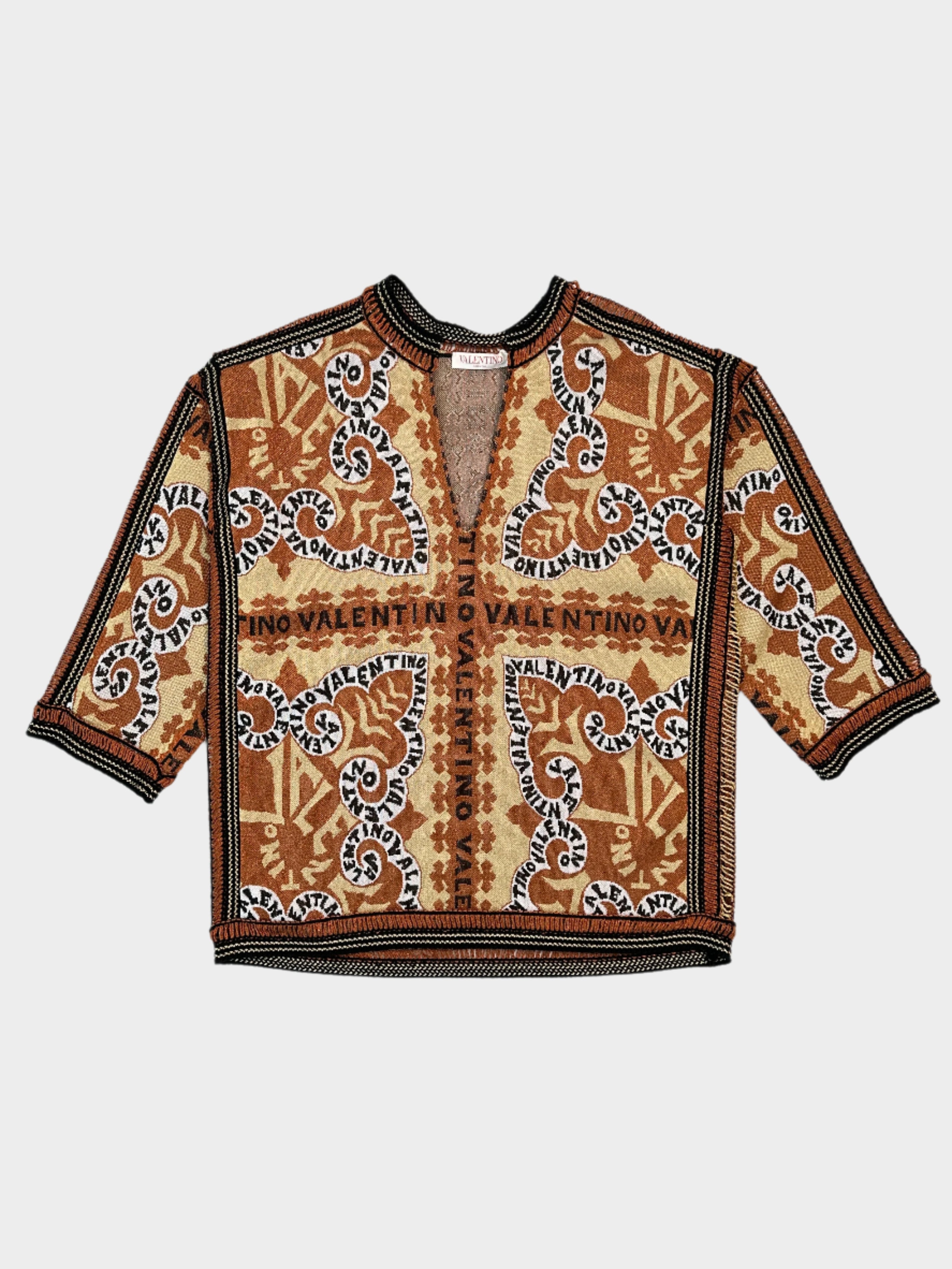 Caftano Valentino in maglia jacquard con ricami e logo. Tonalità marroni, maniche a tre quarti e scollo a V per un look boho-chic.