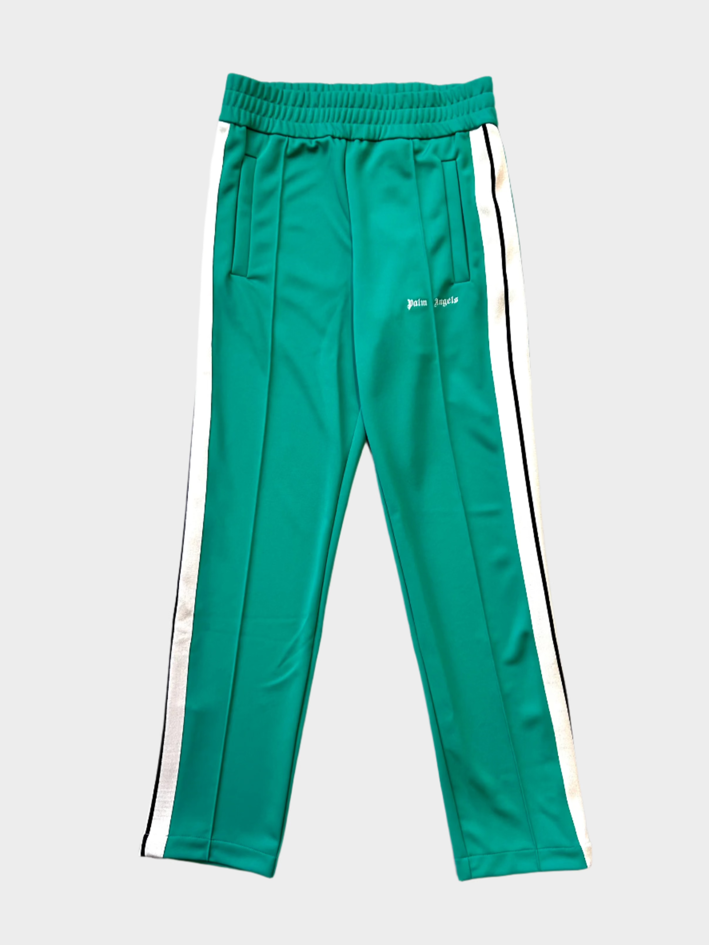 Scopri i trackpants Palm Angels Classic Logo in verde chiaro con bande laterali beige, logo ricamato ed elastico in vita. Stile streetwear iconico