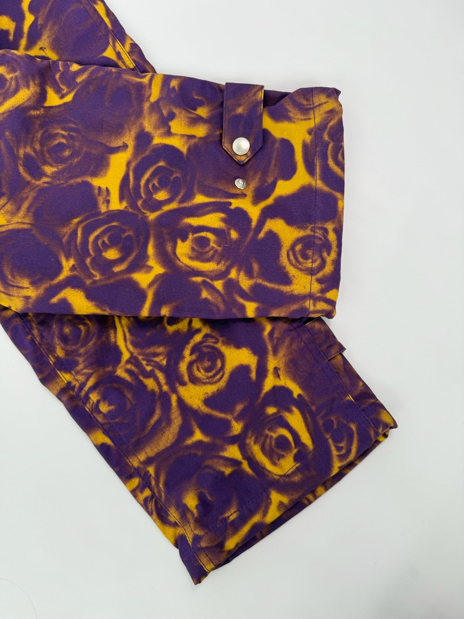 Pantaloni A Gamba Ampia Con Fantasia Rose Viola E Gialla