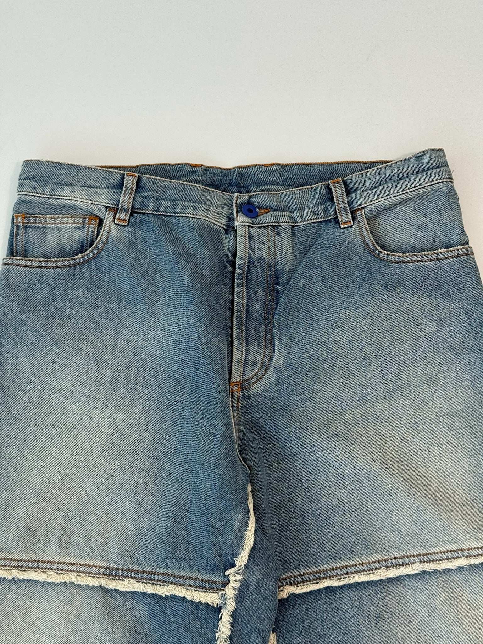 Jeans Stonewash Con Cuciture Sfrangiate