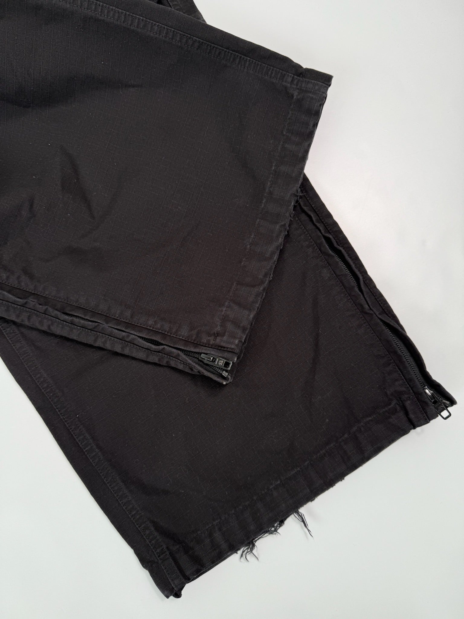 Pantaloni Cargo Neri Con Tasche E Zip Decorative