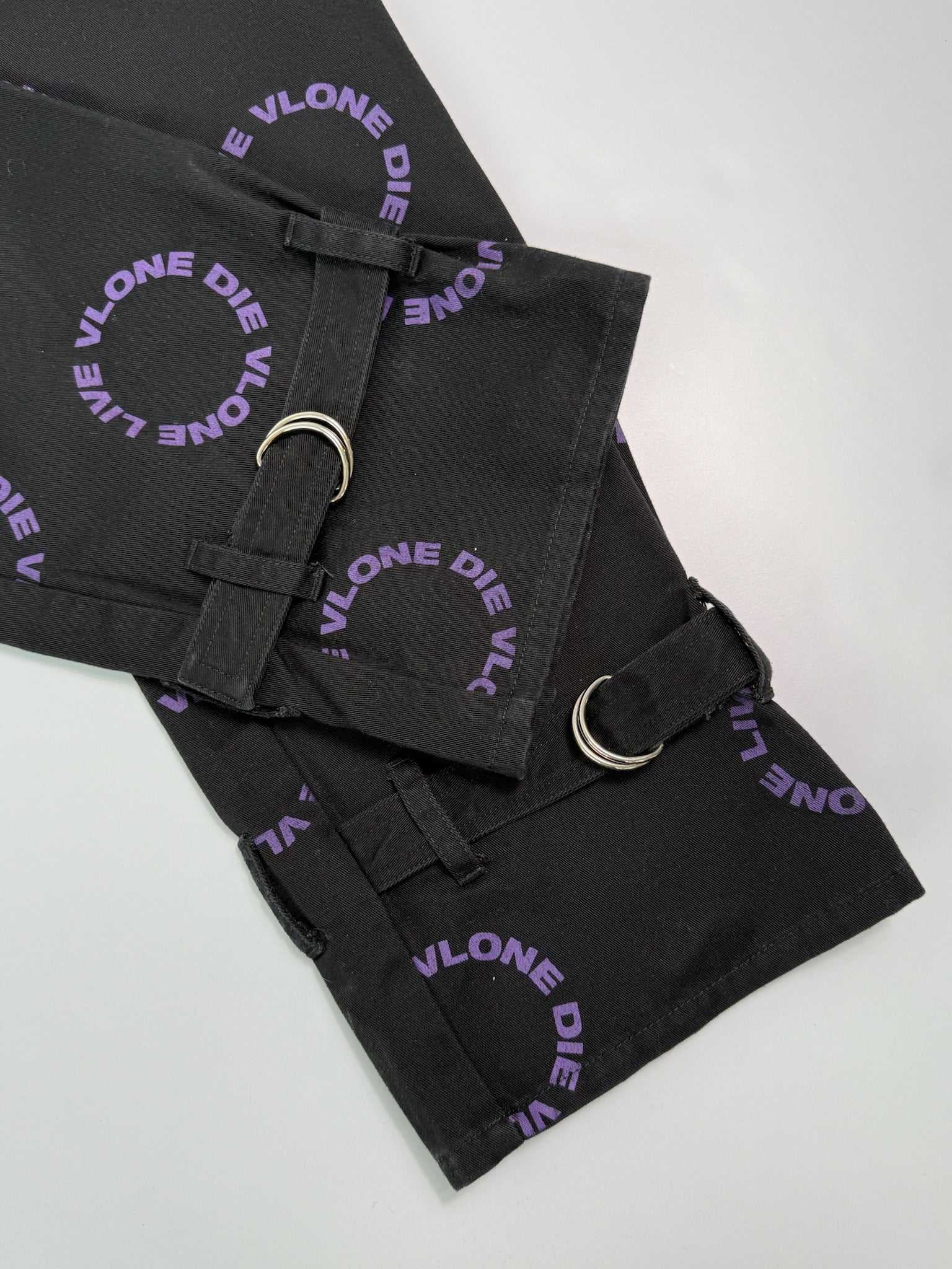 Pantaloni Neri Vlone Con Stampa Viola E Dettagli Utility