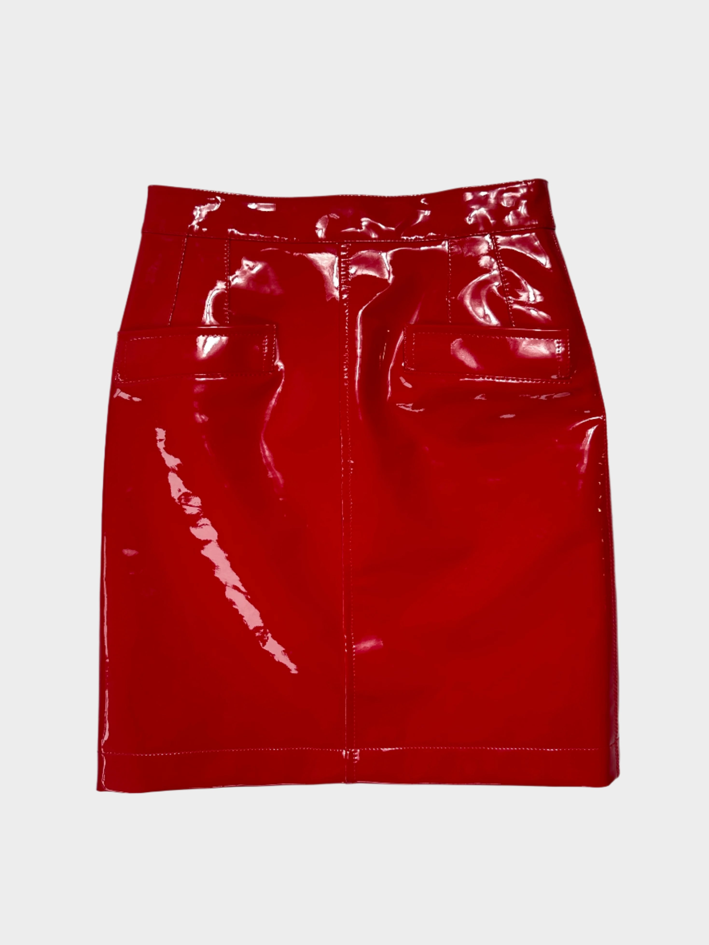 Scopri la gonna rossa verniciata di Gucci. Stile audace e materiali di lusso per un look iconico.