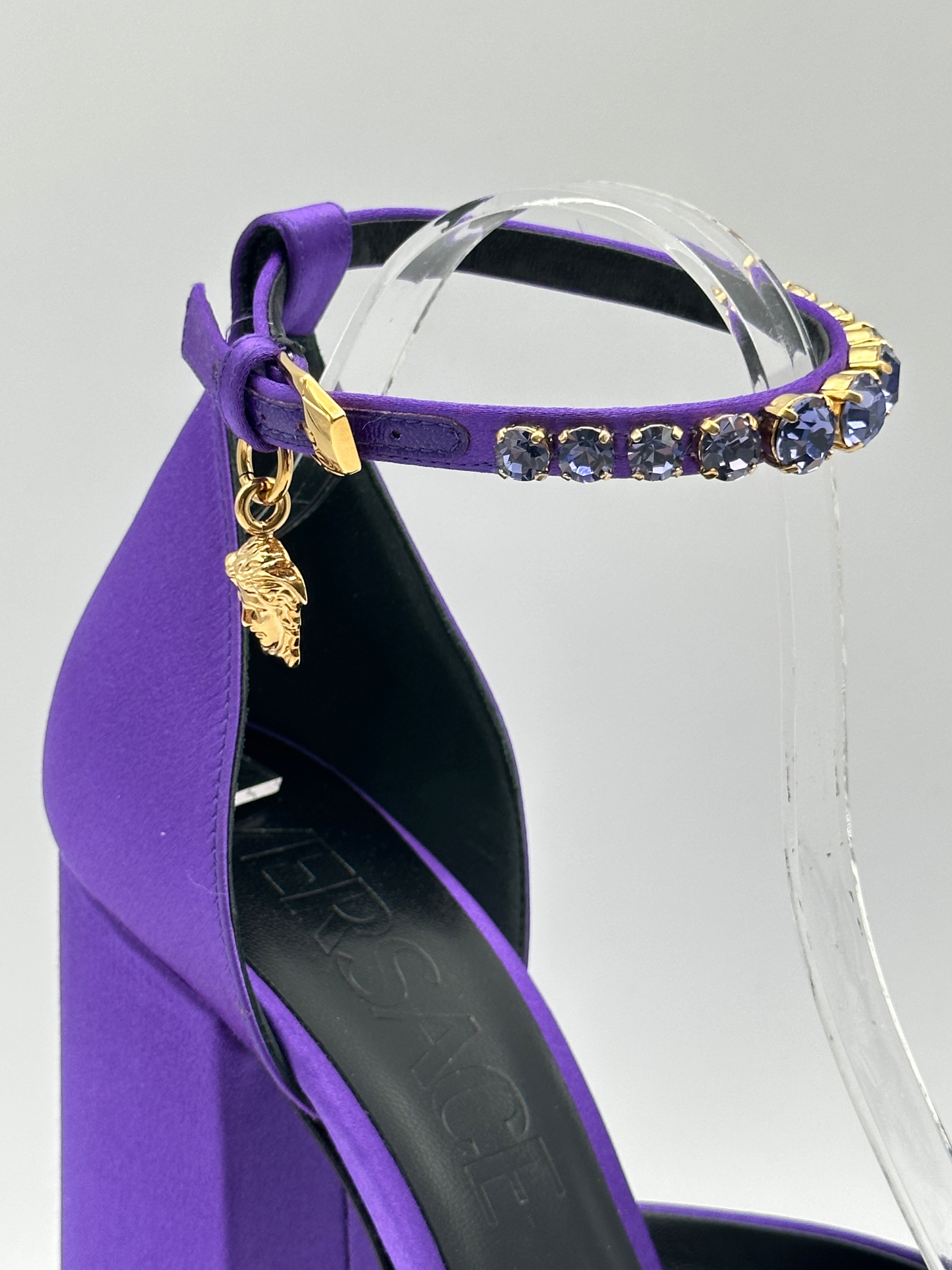 Décolleté In Raso Viola Con Plateau E Cinturino Gioiello
