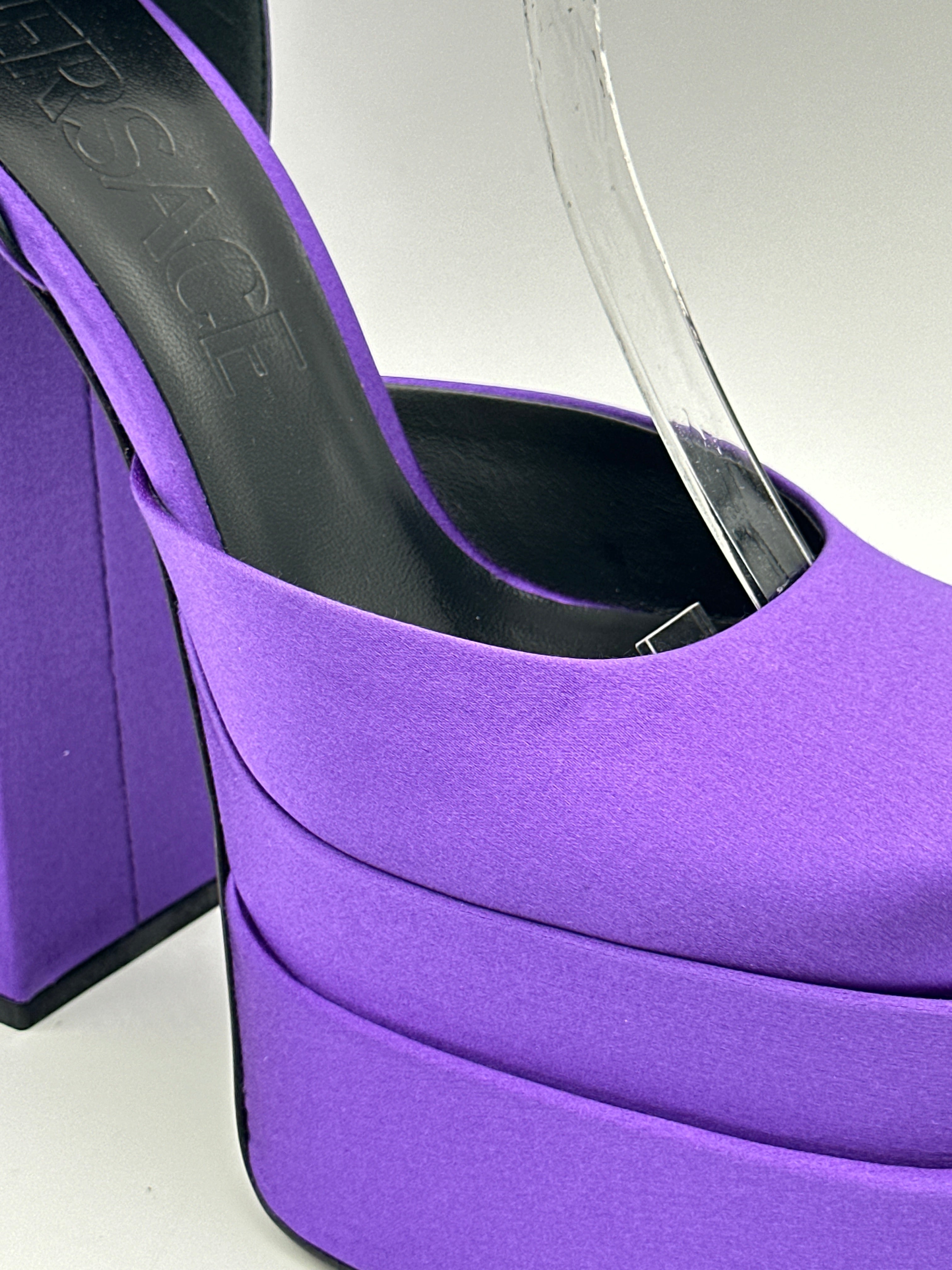 Décolleté In Raso Viola Con Plateau E Cinturino Gioiello