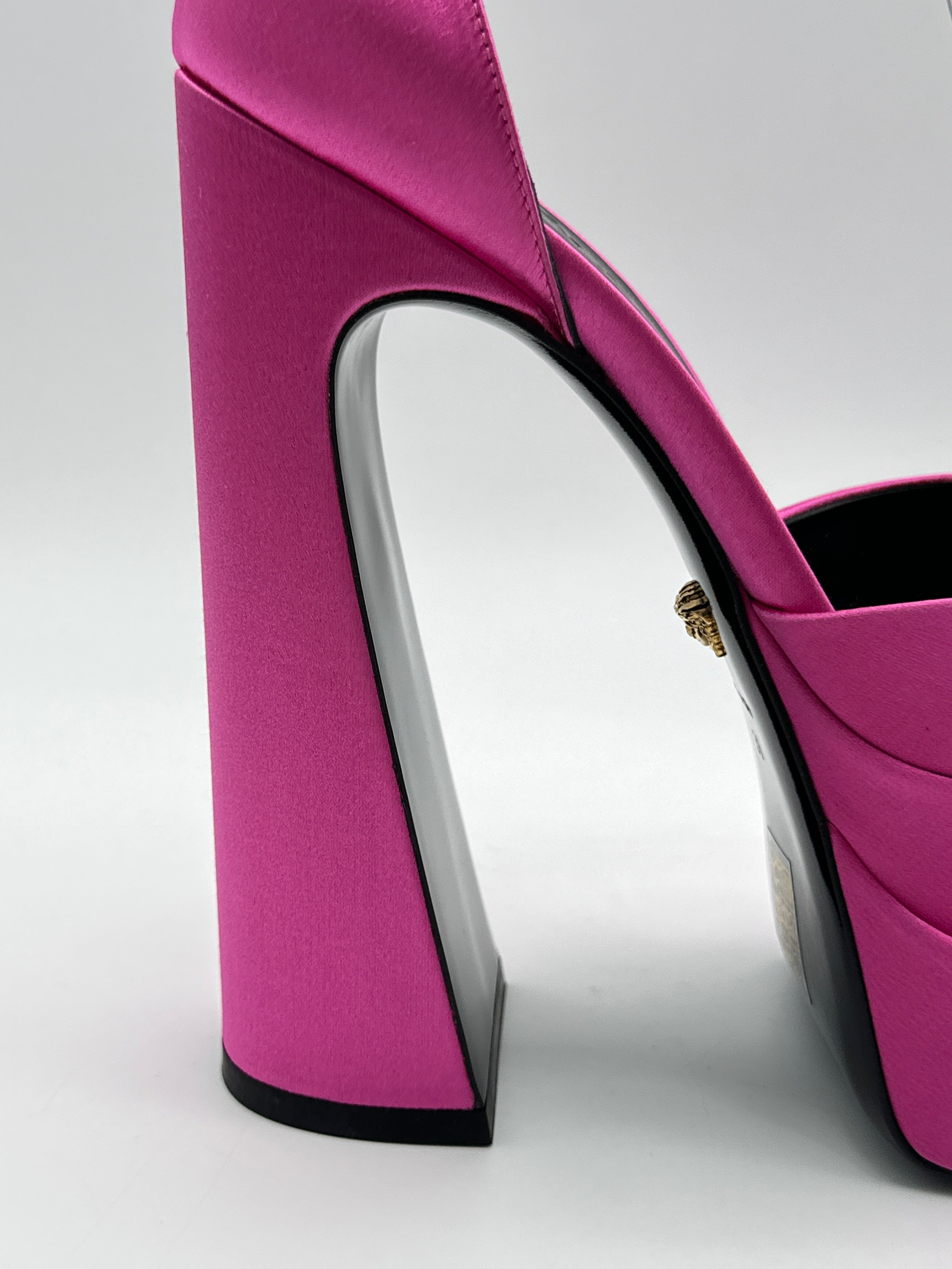 Décolleté In Raso Rosa Con Plateau E Cinturino Gioiello