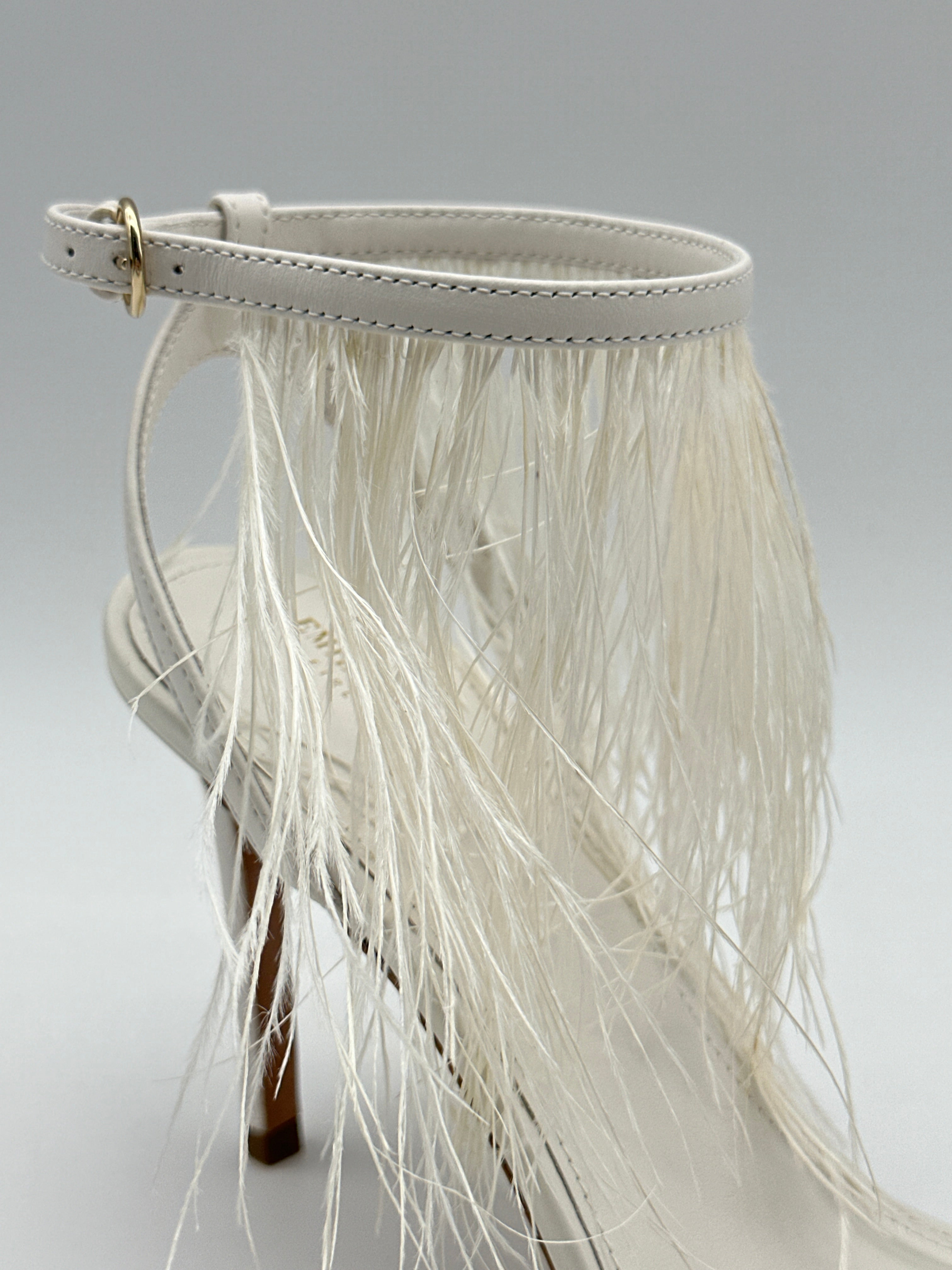 Sandali In Pelle Con Frange Di Piume Bianchi