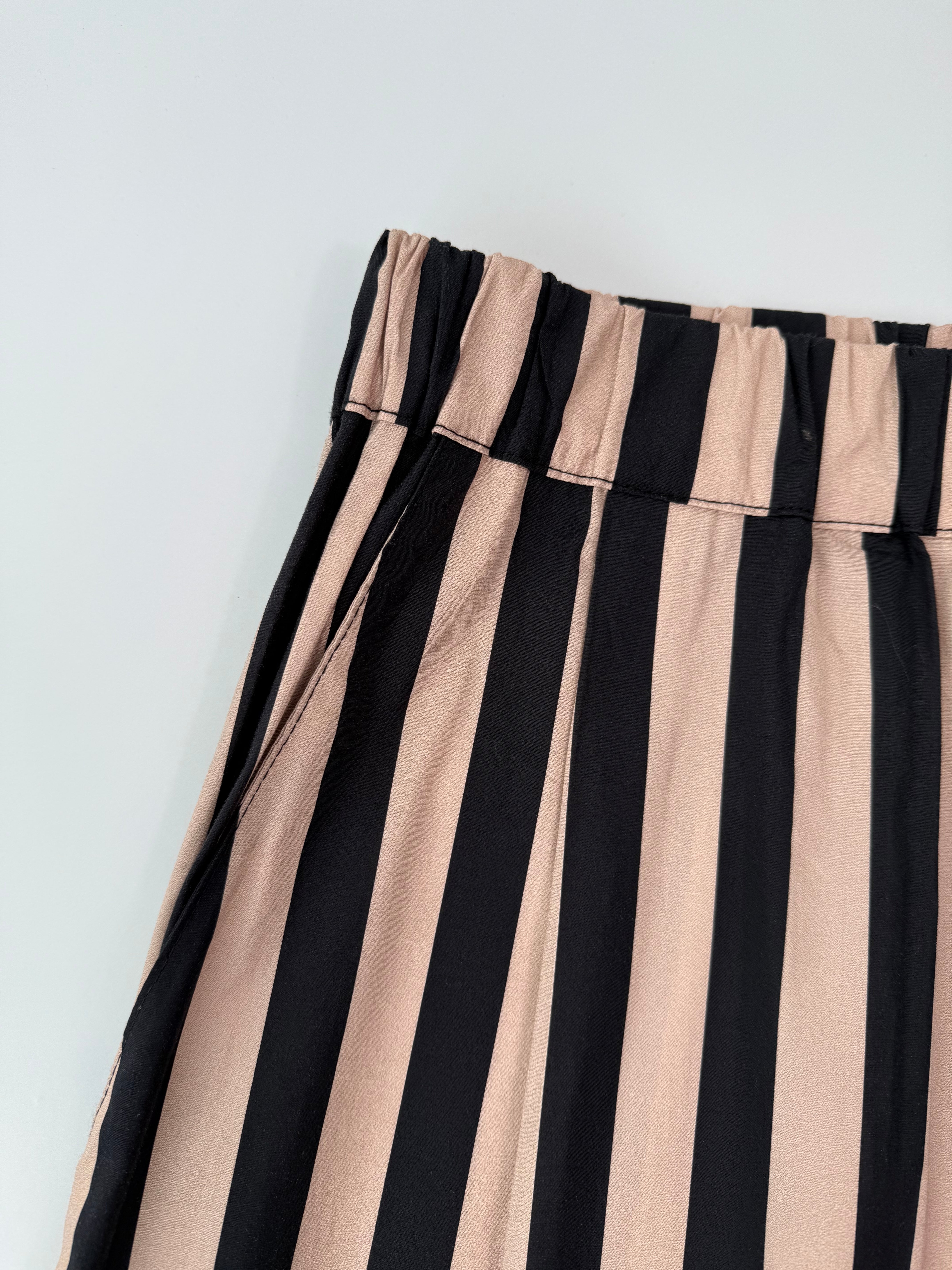 Pantaloni A Righe Verticali Beige E Nere