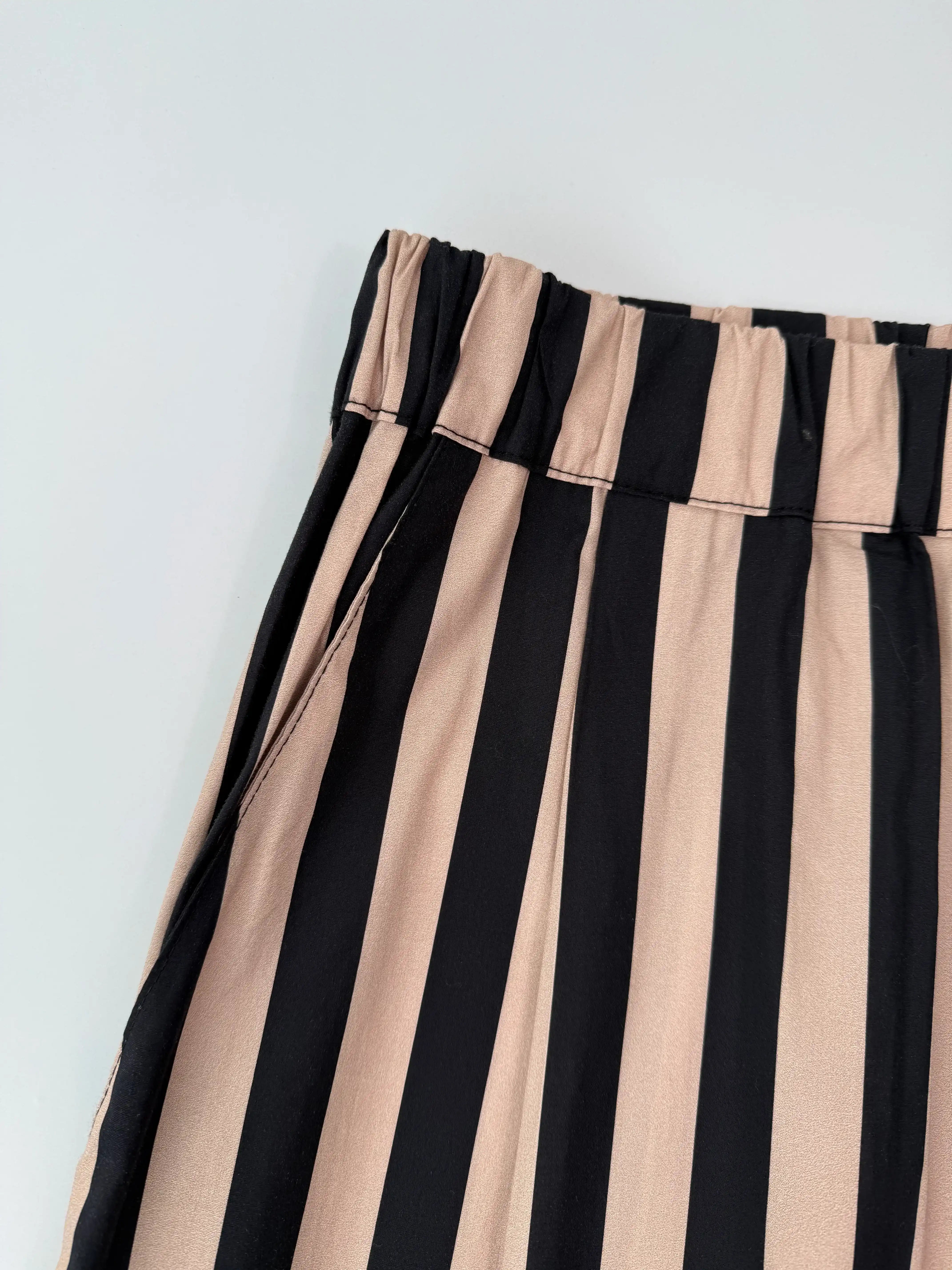 Pantaloni A Righe Verticali Beige E Nere