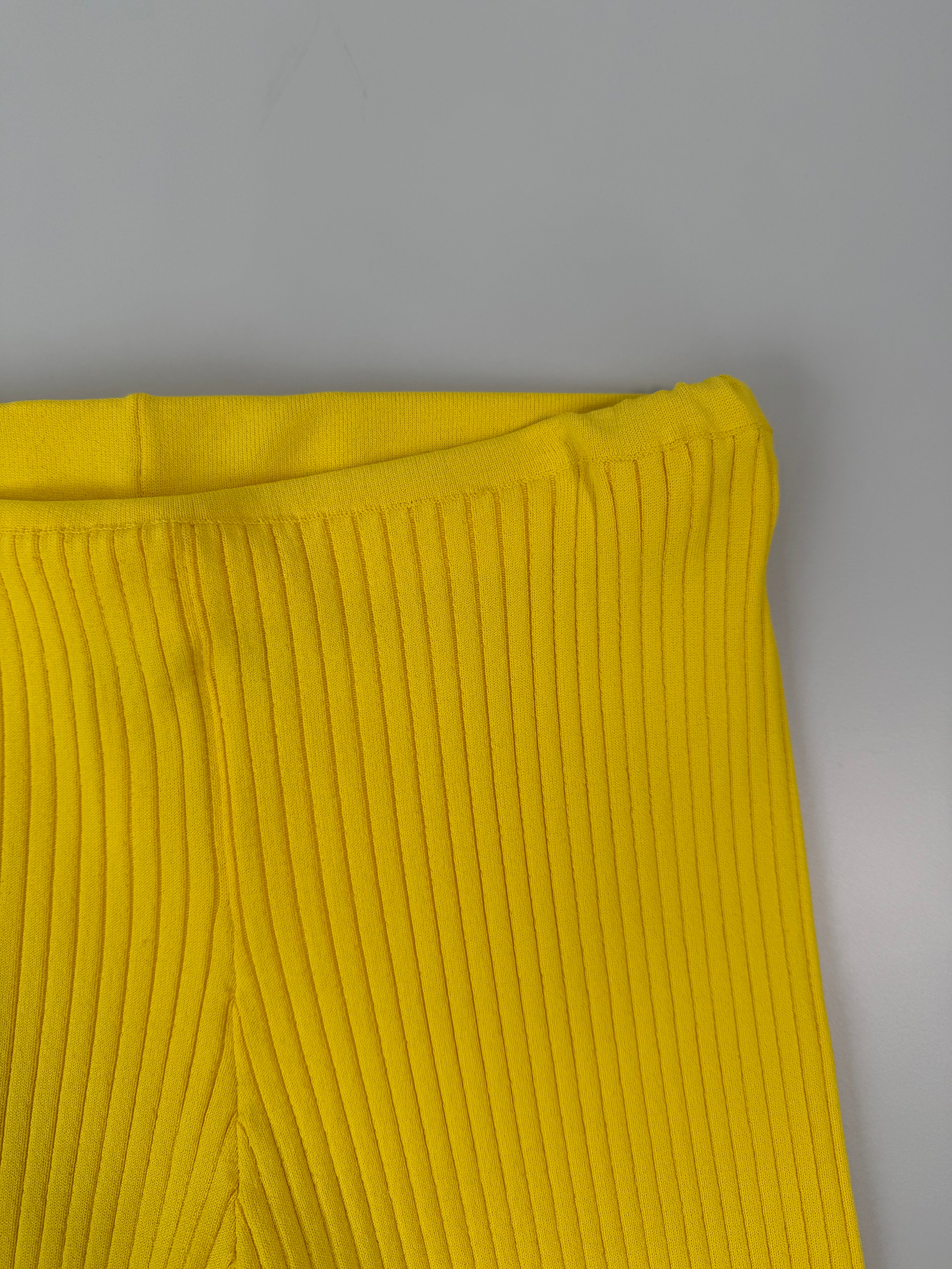 Pantaloni Gialli In Maglia A Costine
