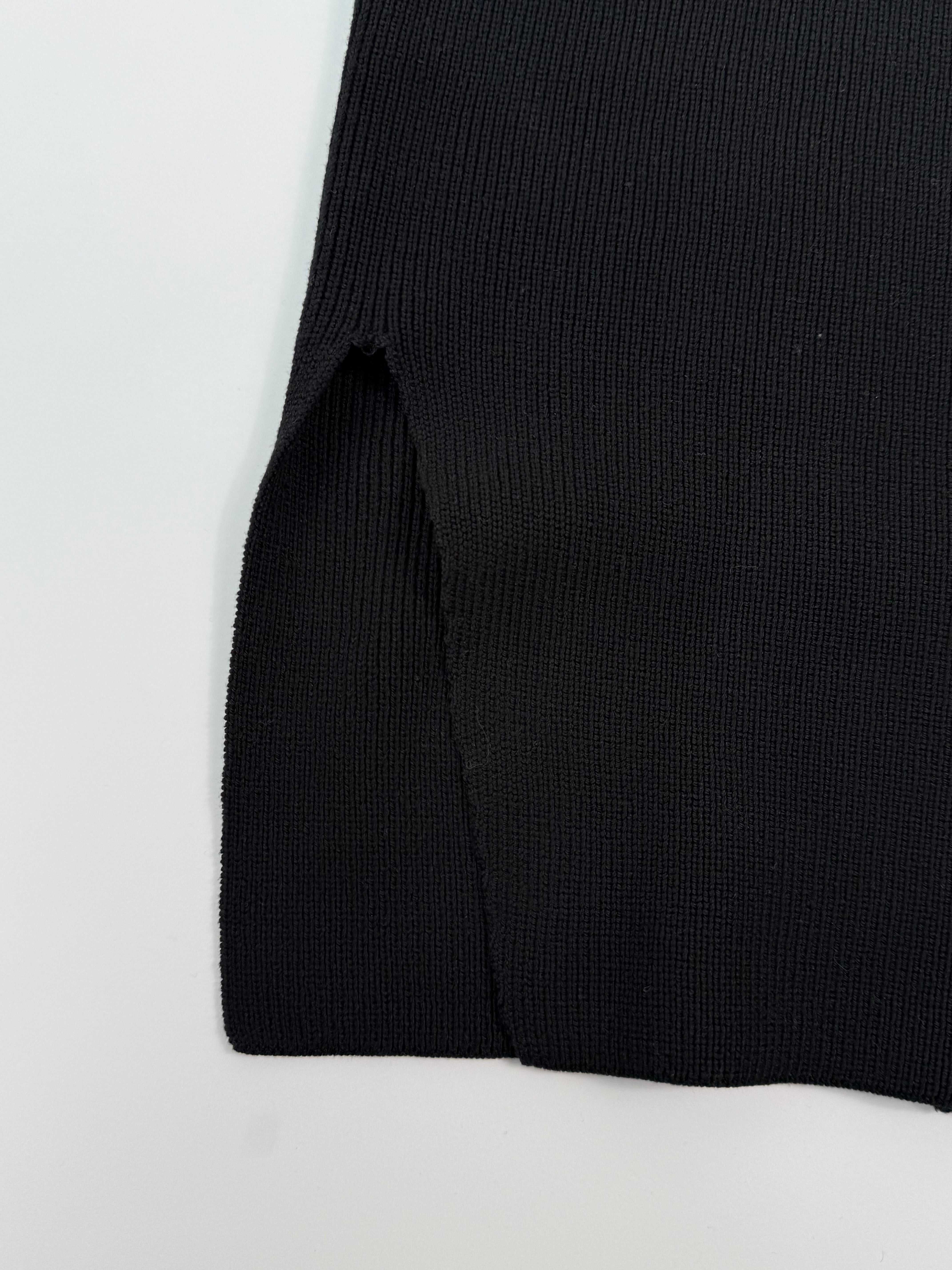Top Nero In Maglia Con Spalline Sottili E Spacco Laterale