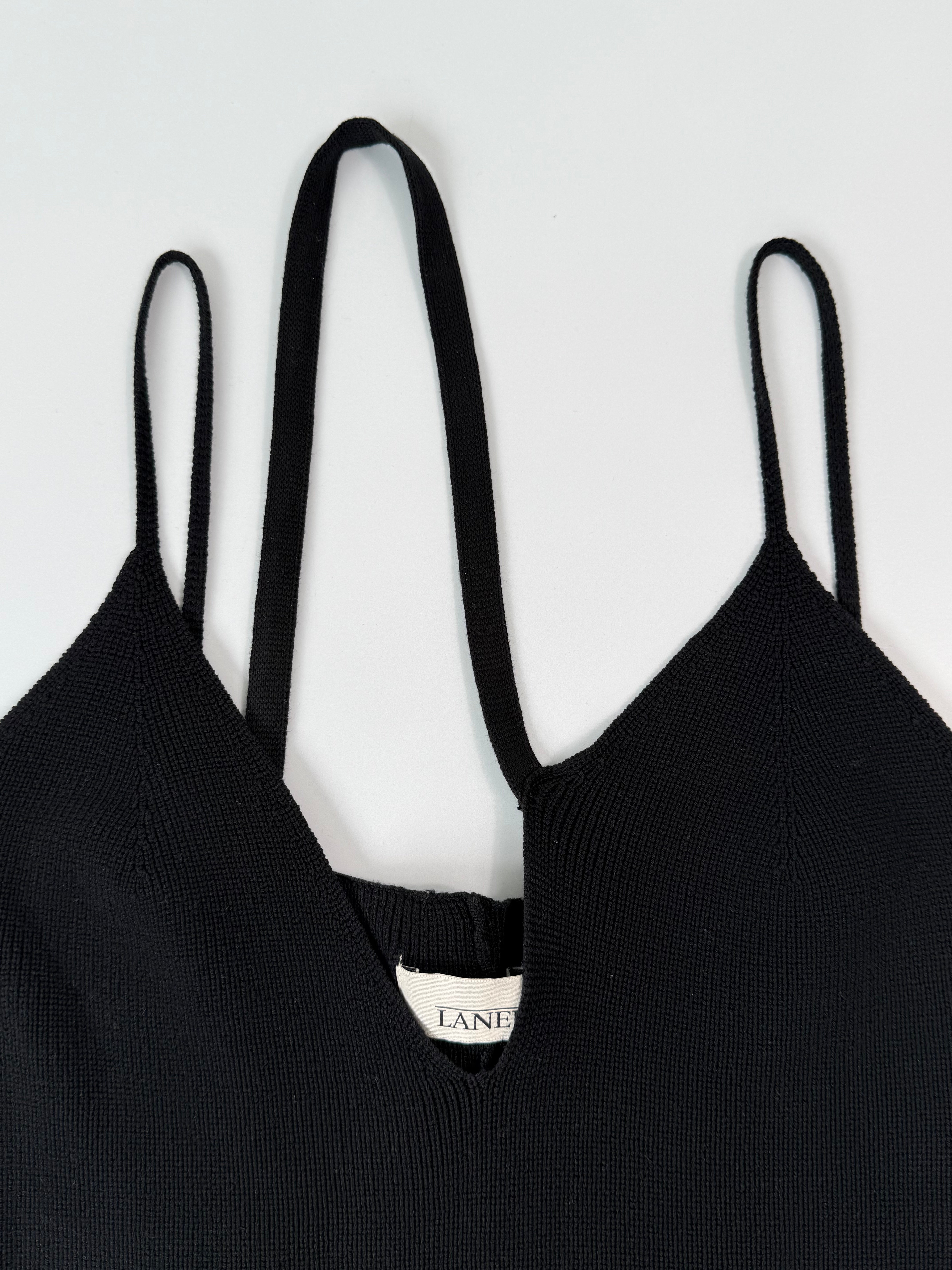 Top Nero In Maglia Con Spalline Sottili E Spacco Laterale
