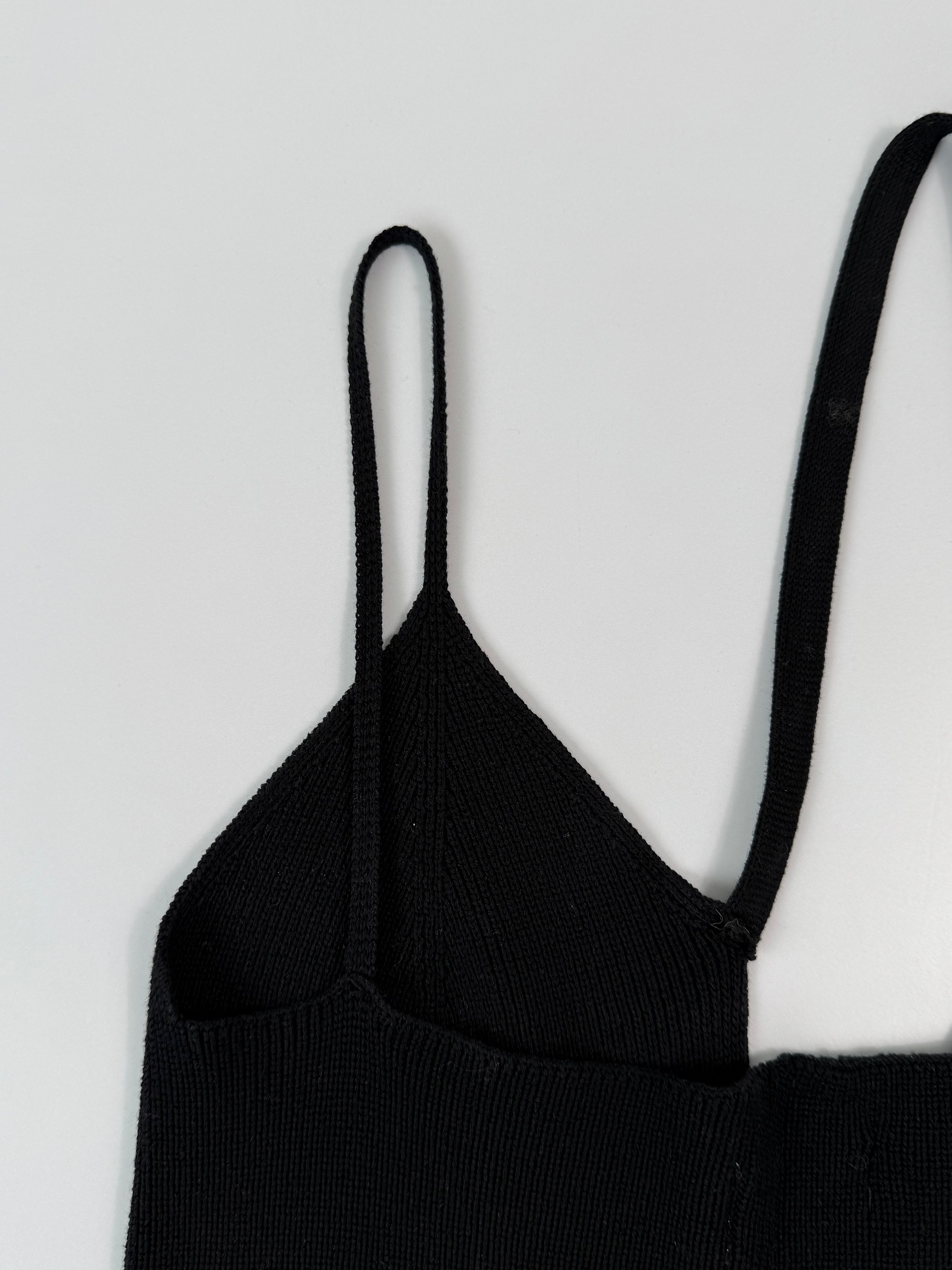 Top Nero In Maglia Con Spalline Sottili E Spacco Laterale