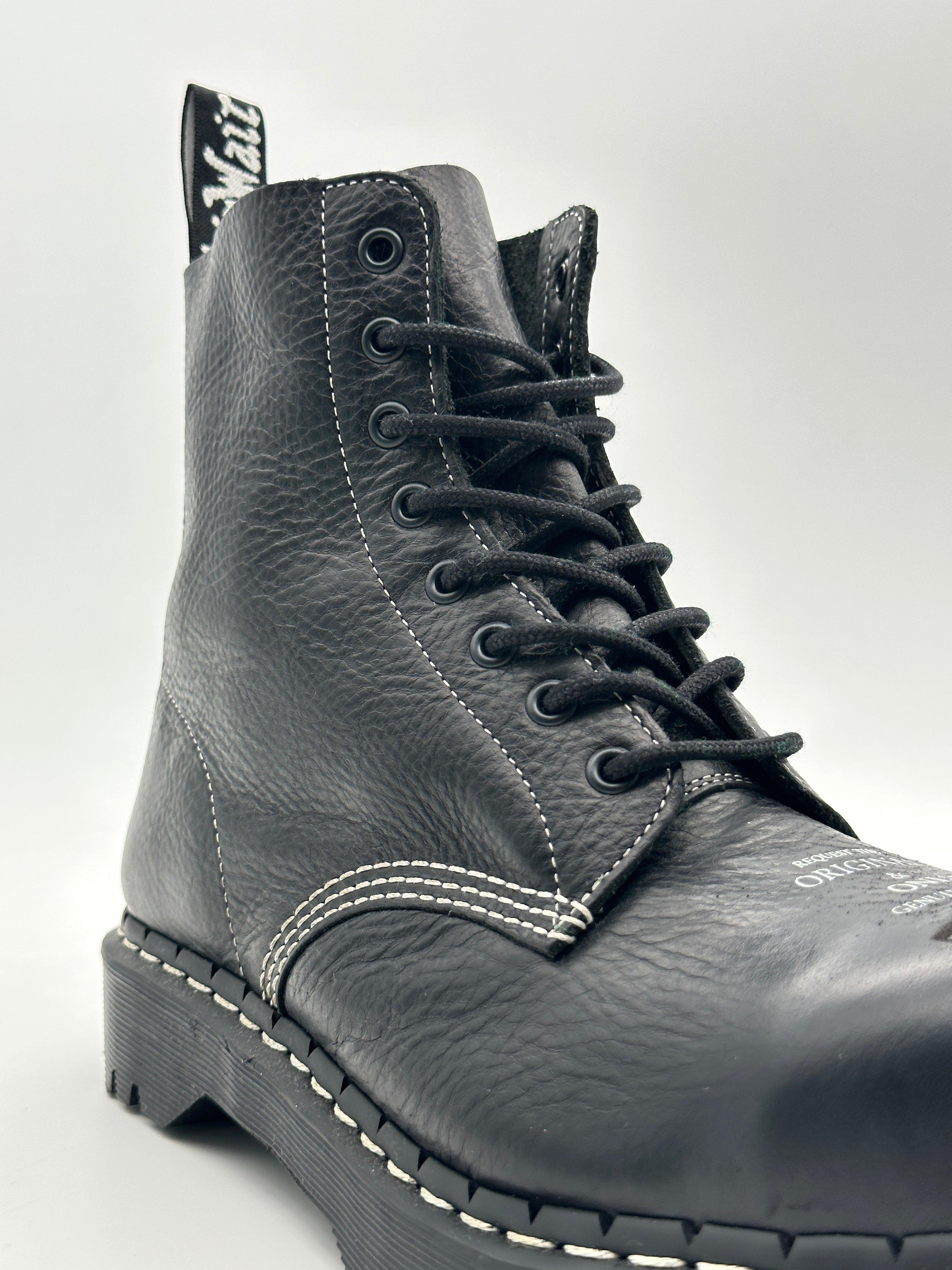 Plaque Boots