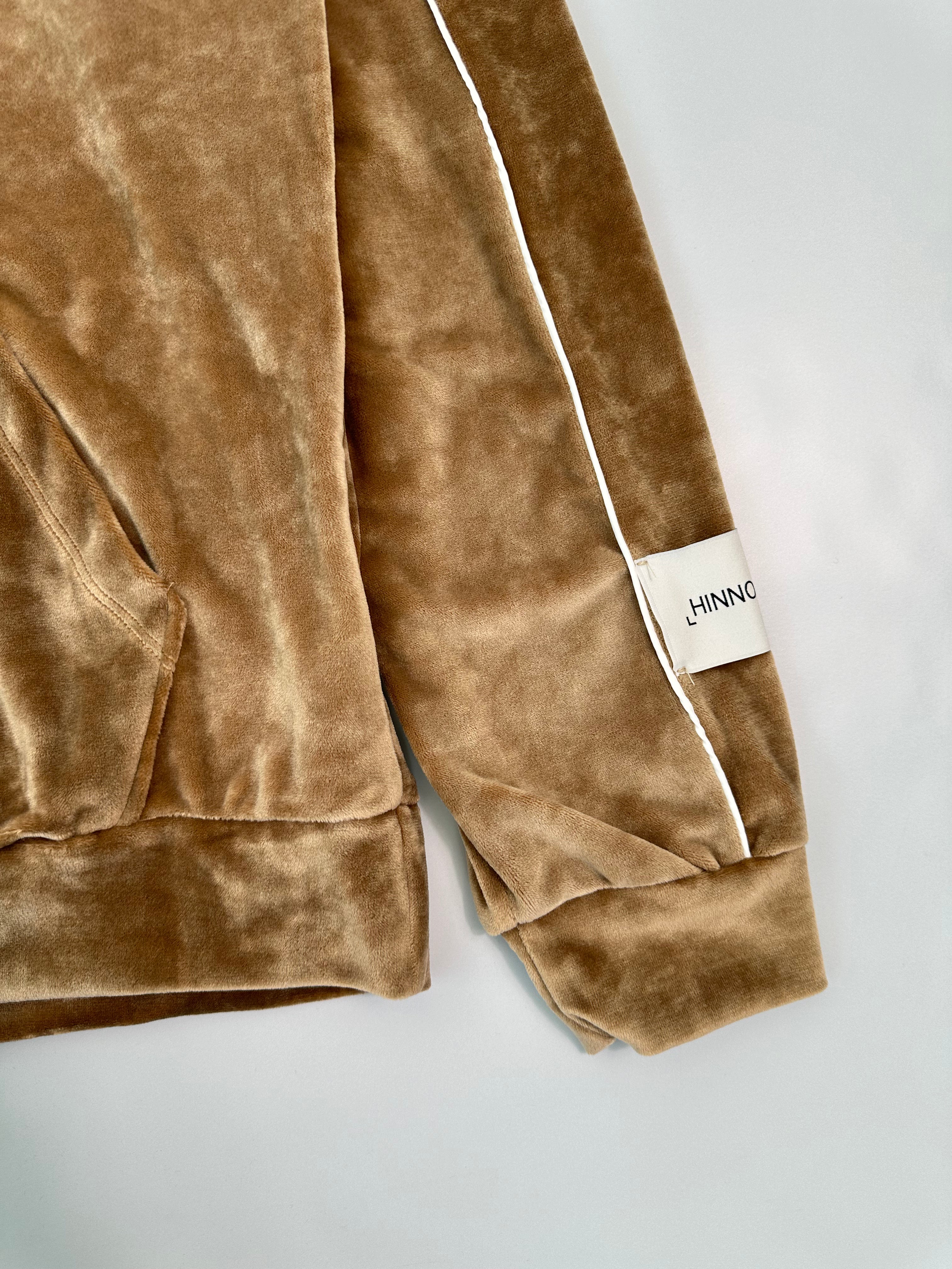 Felpa Cappuccio In Ciniglia Color Tortora Con Piping E Etichetta Sulla Manica