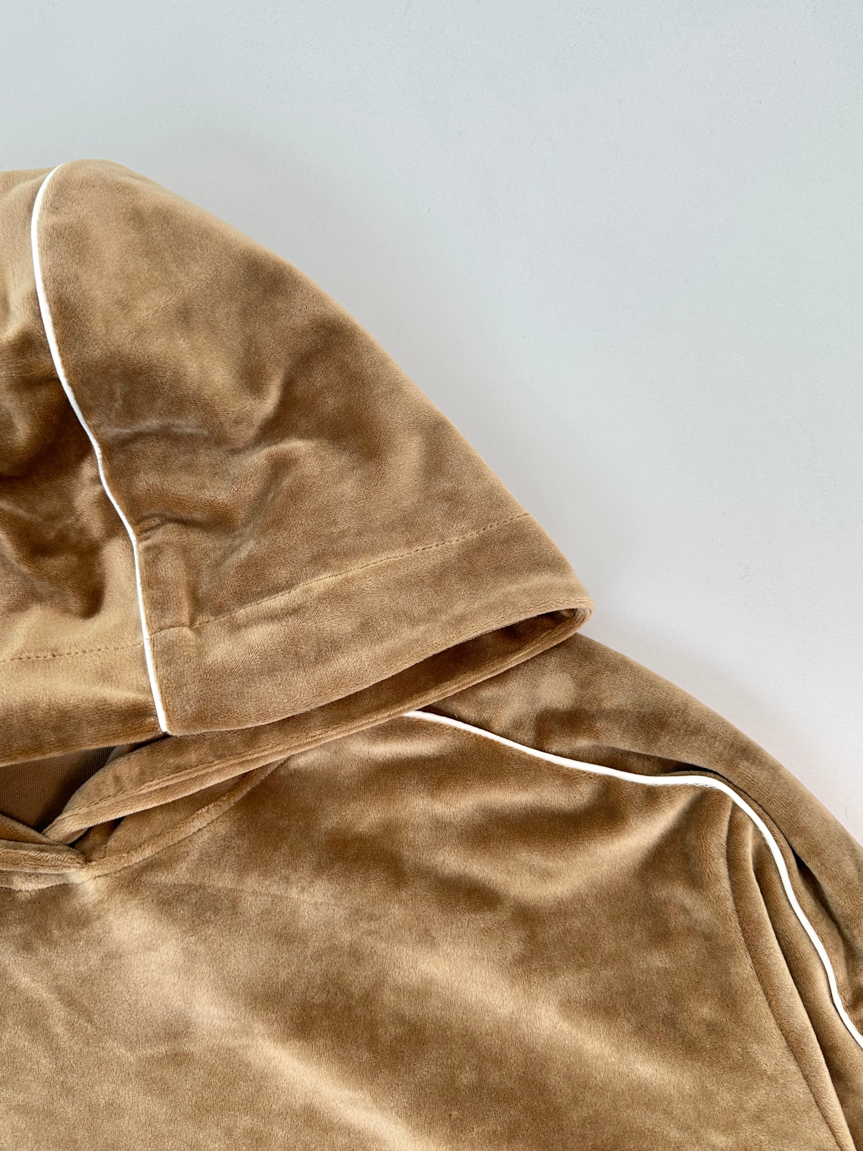 Felpa Cappuccio In Ciniglia Color Tortora Con Piping E Etichetta Sulla Manica