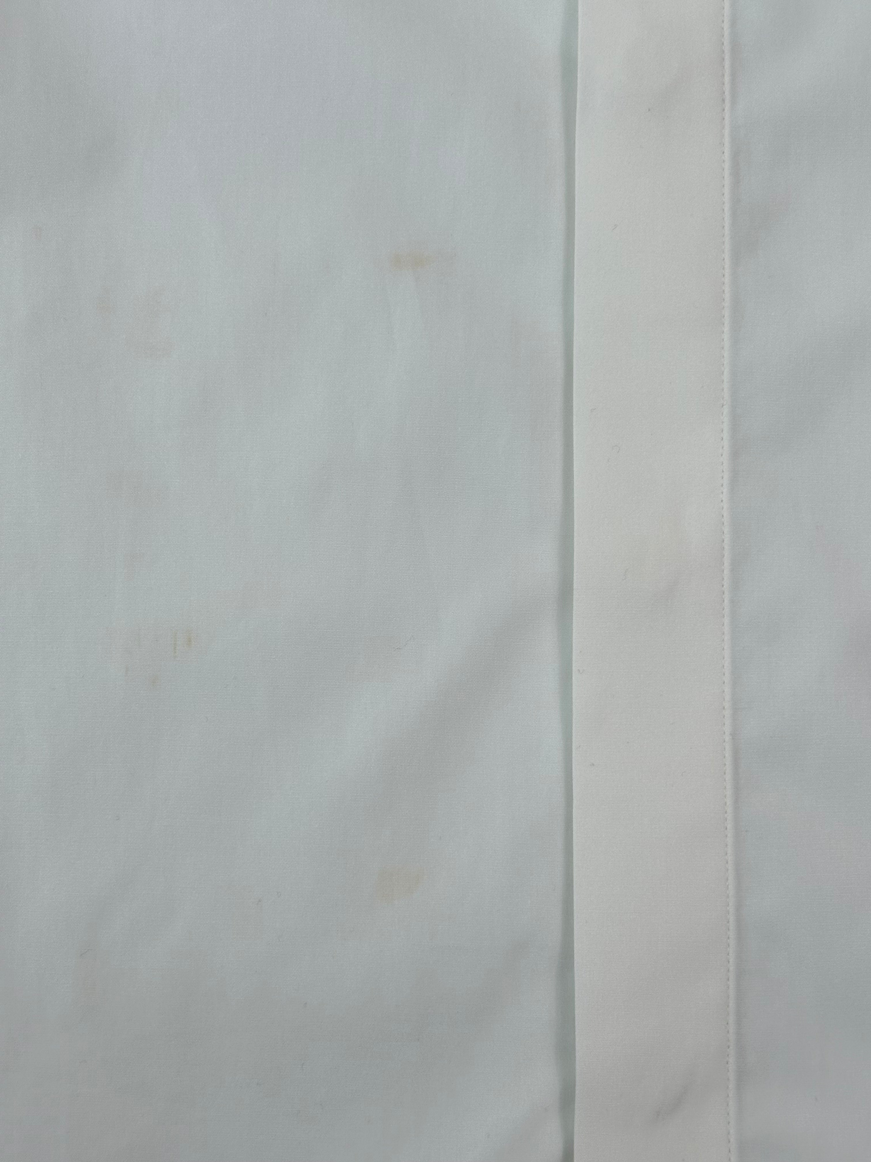 Camicia Bianca Con Colletto A Punta E Dettaglio In Metallo