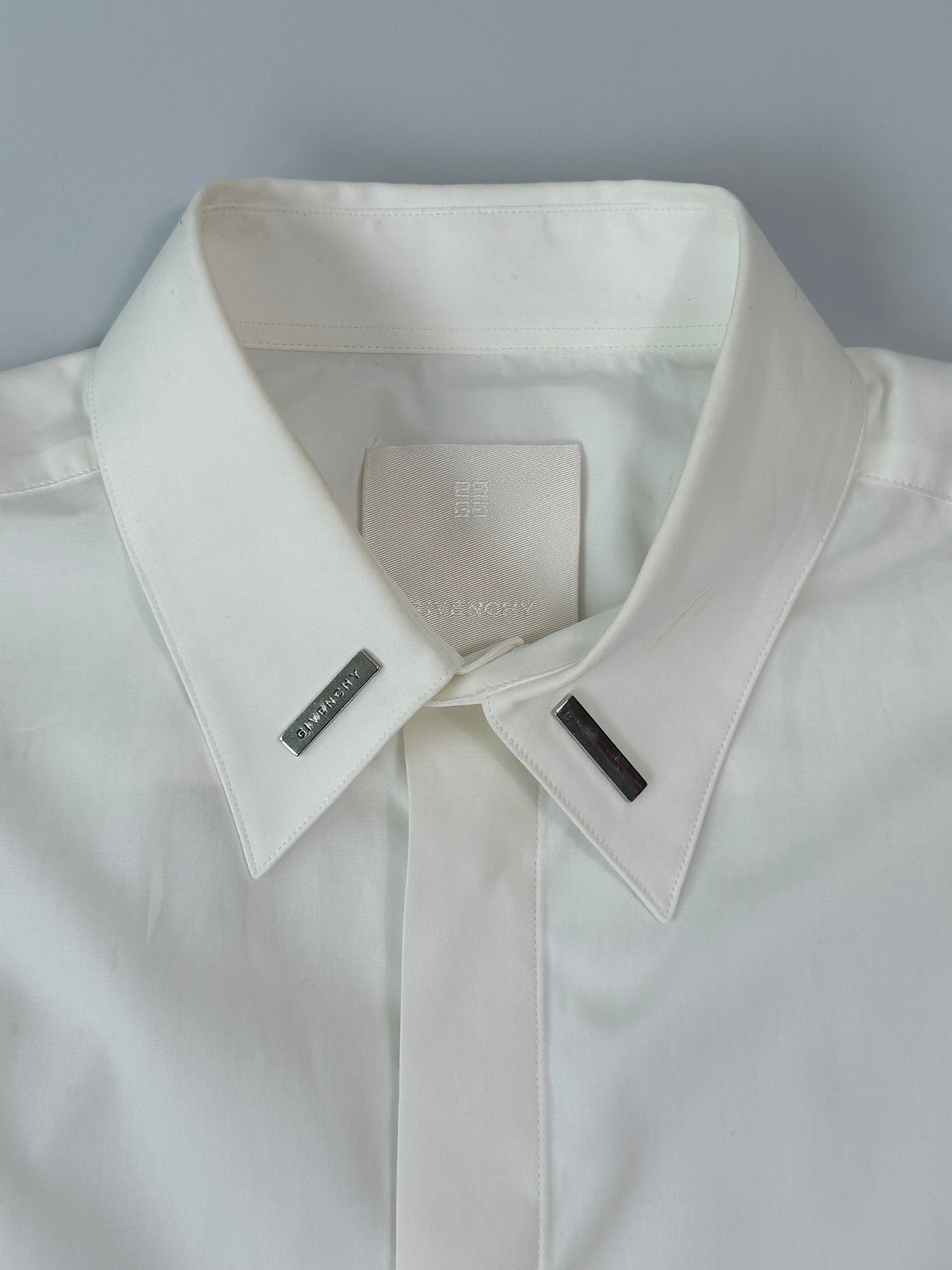 Camicia Bianca Con Colletto A Punta E Dettaglio In Metallo