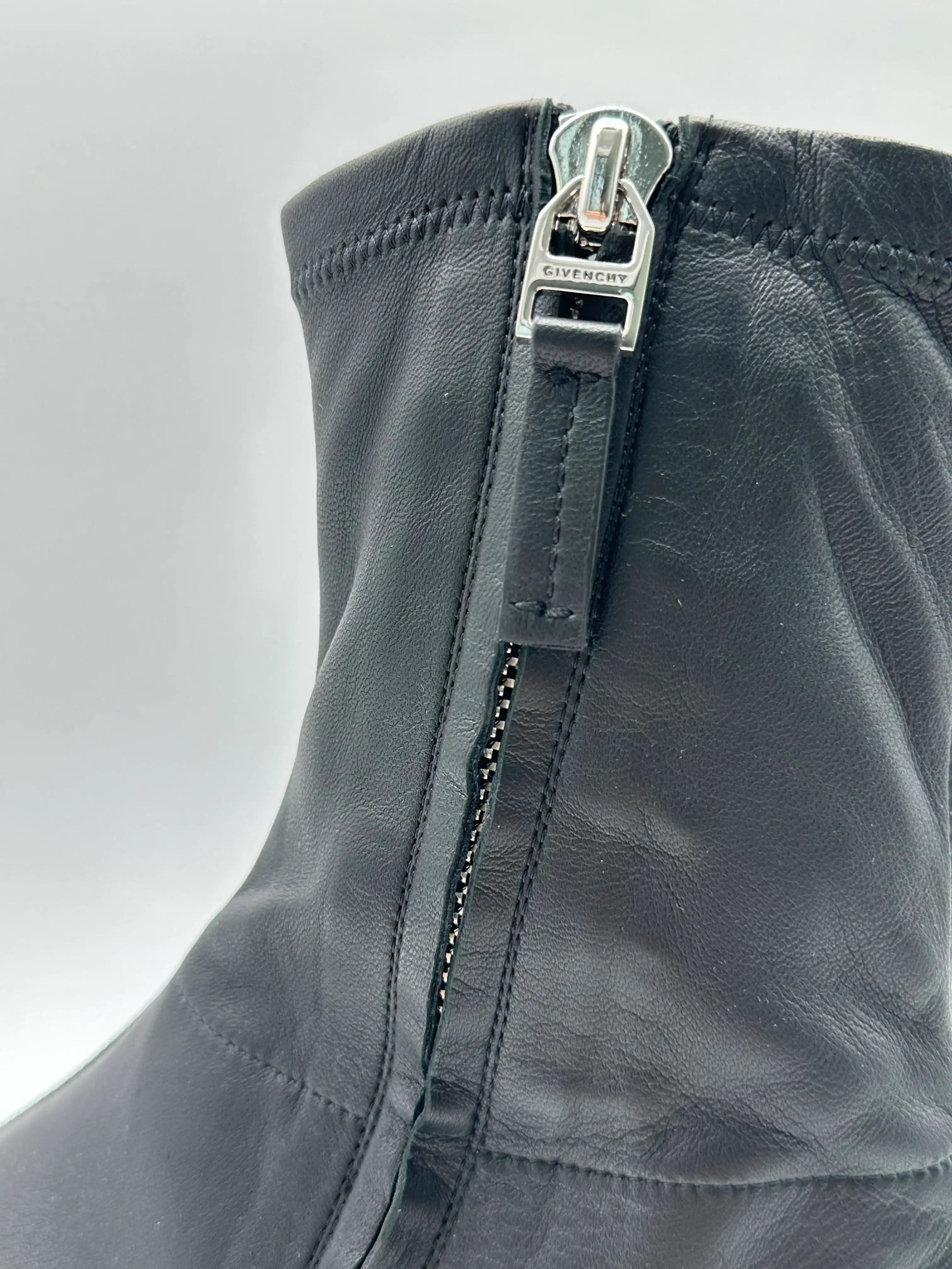 Stivali Show In Pelle Nera Con Suola Flat